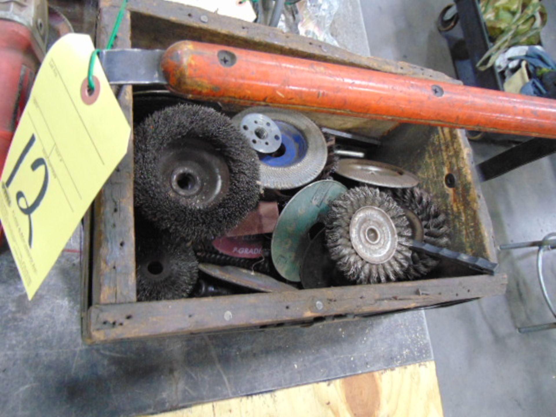 LOT CONSISTING OF: grinding discs, wire wheels, assorted (in one box)