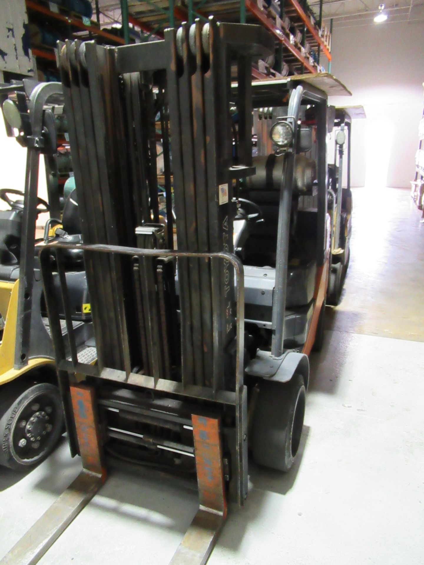 FORKLIFT, TOYOTA 6,500 LB. CAP. MDL. 8FGCU32, new 2012, LP pwrd., rated at 3,900 lbs. @ 24" load - Image 3 of 4