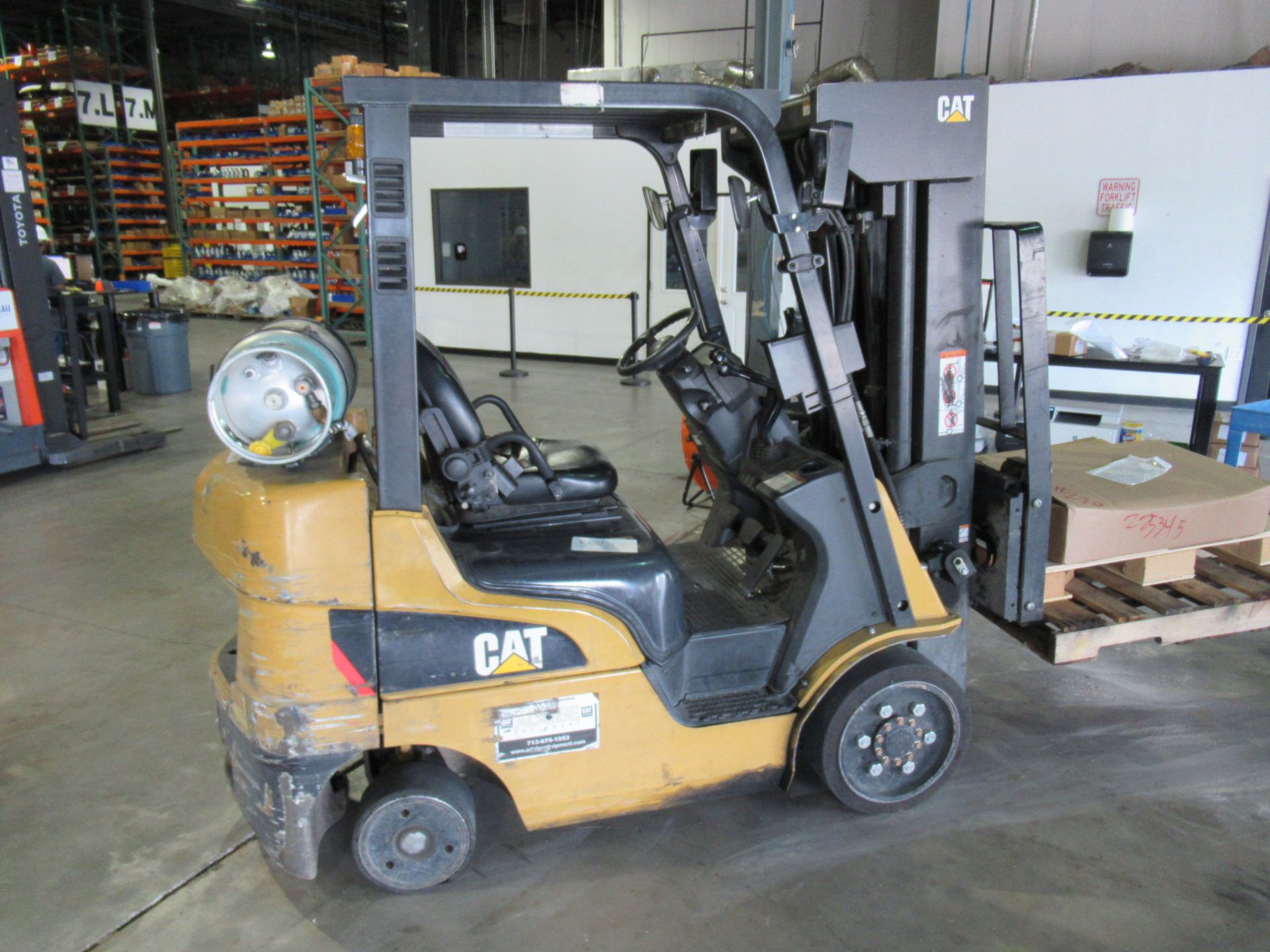 FORKLIFT, CATERPILLAR 5,000 LB. CAP. MDL. 2C5000, new 2012, LP pwrd., rated at 2,850 lbs. @ 24" load - Image 2 of 7