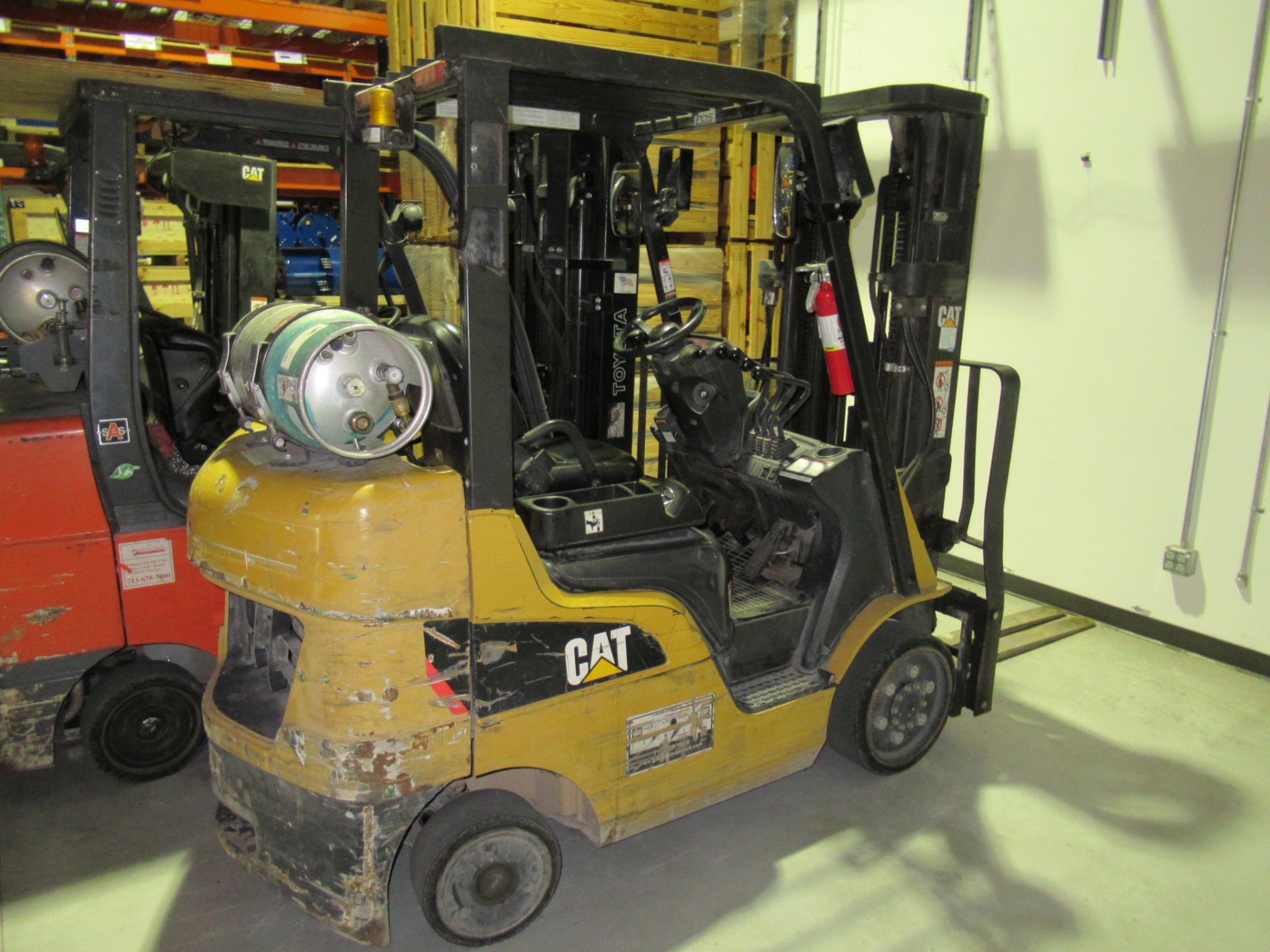 FORKLIFT, CATERPILLAR 5,000 LB. CAP MDL. 2C5000, new 2012, LP pwrd., rated at 2,850 lbs. @ 24" load, - Image 2 of 6