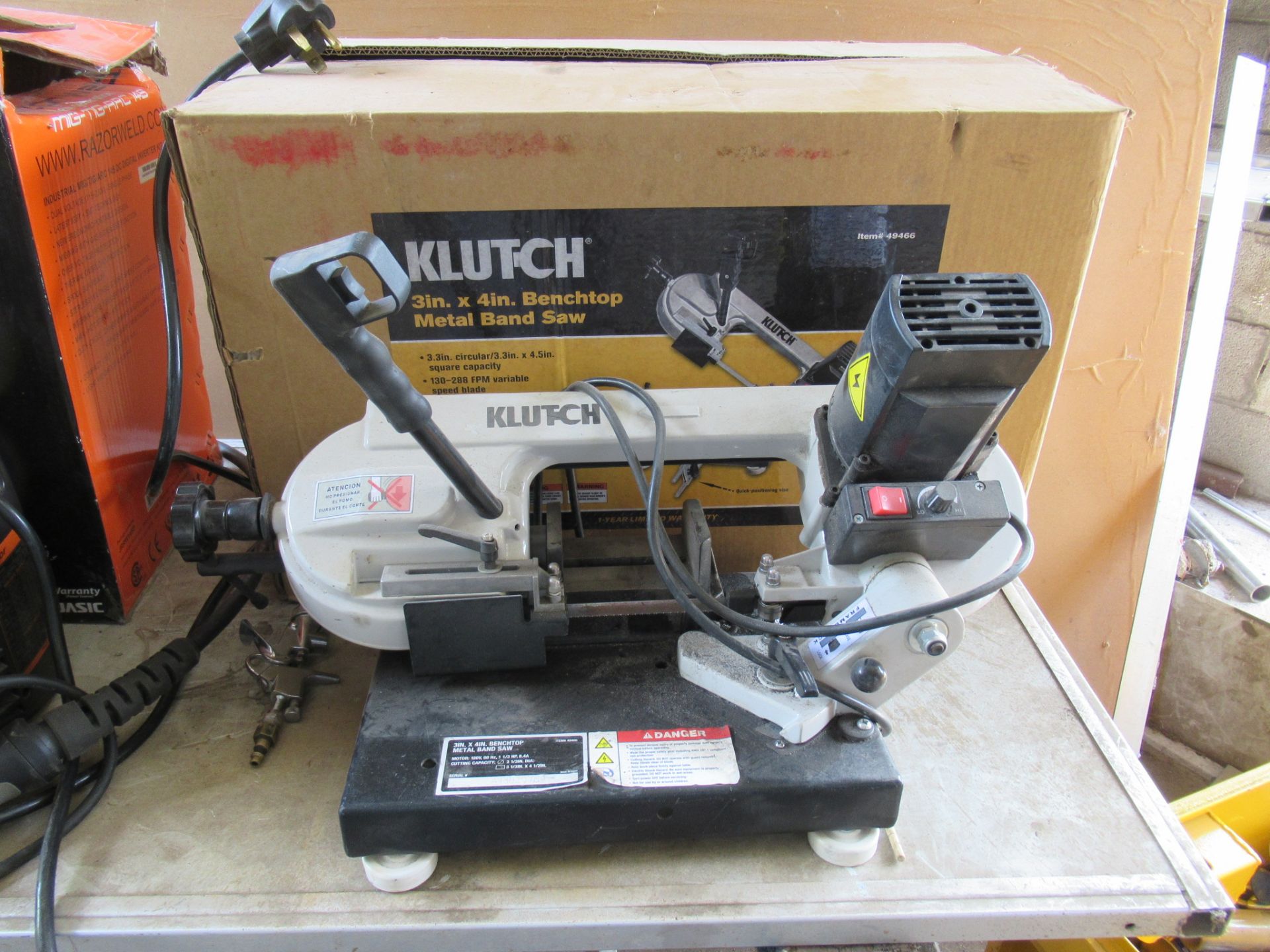 BENCH TOP METAL BANDSAW, KLUTCH 3" X 4", 3-1/3" rd. cap., 3-1/3" x 4-1/2" rect. cap., S/N - Image 2 of 3