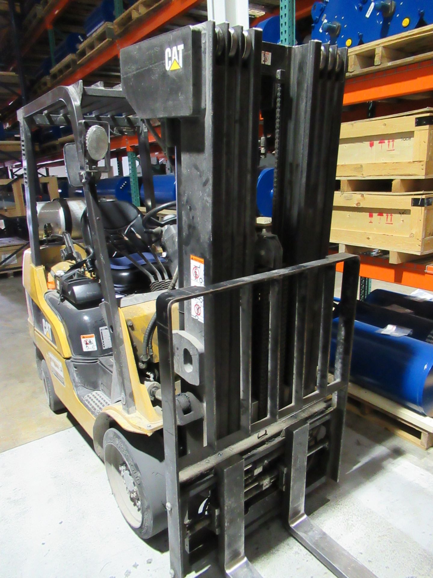 FORKLIFT, CATERPILLAR 5,000 LB. CAP MDL. 2C5000, new 2012, LP pwrd., rated at 2,850 lbs. @ 24" load, - Image 2 of 5