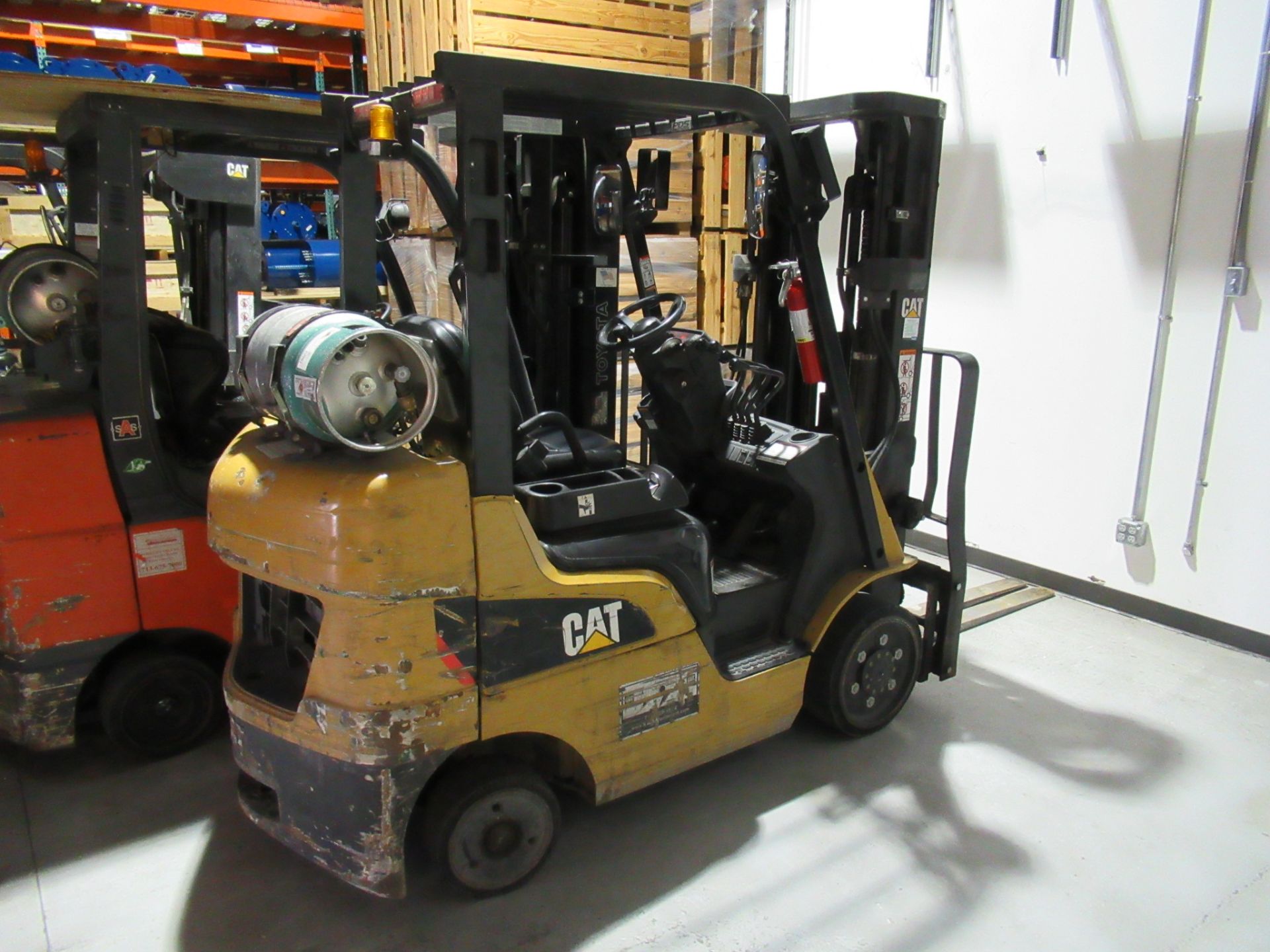 FORKLIFT, CATERPILLAR 5,000 LB. CAP MDL. 2C5000, new 2012, LP pwrd., rated at 2,850 lbs. @ 24" load, - Image 4 of 6