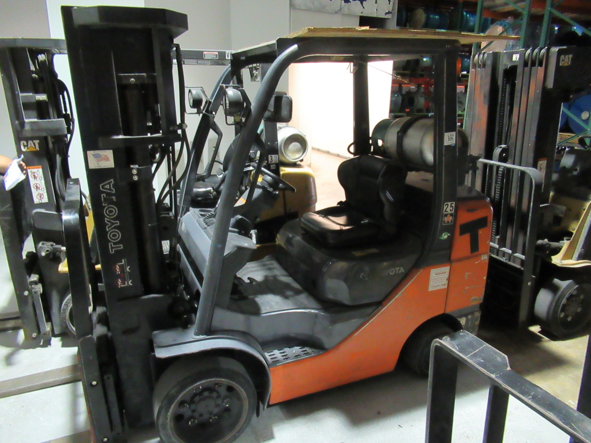 FORKLIFT, TOYOTA 6,500 LB. CAP. MDL. 8FGCU32, new 2012, LP pwrd., rated at 3,900 lbs. @ 24" load - Image 2 of 4