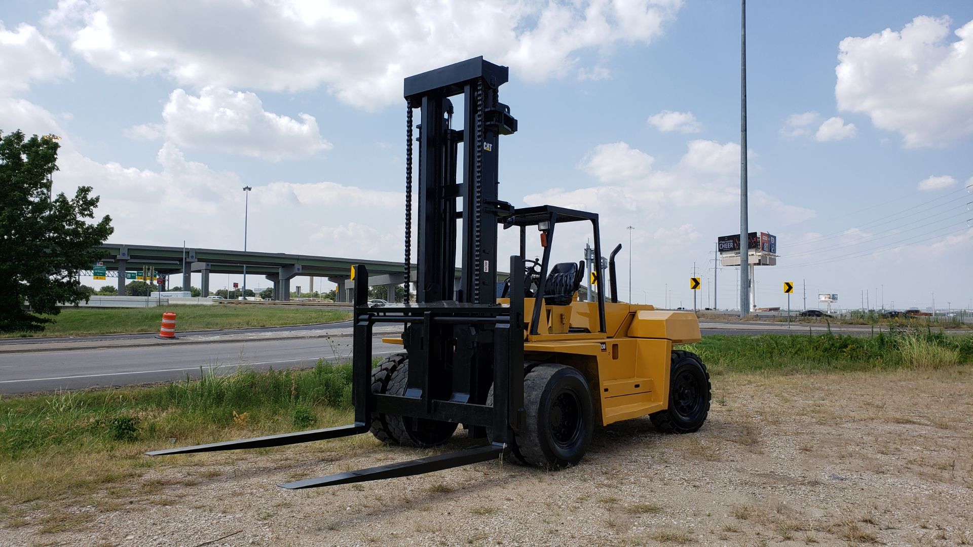 FORKLIFT, CATERPILLAR 33,000 LB. CAP. MDL. DP150, new 2005, Mitsubishi 6 cyl. diesel engine, 8' - Image 2 of 13