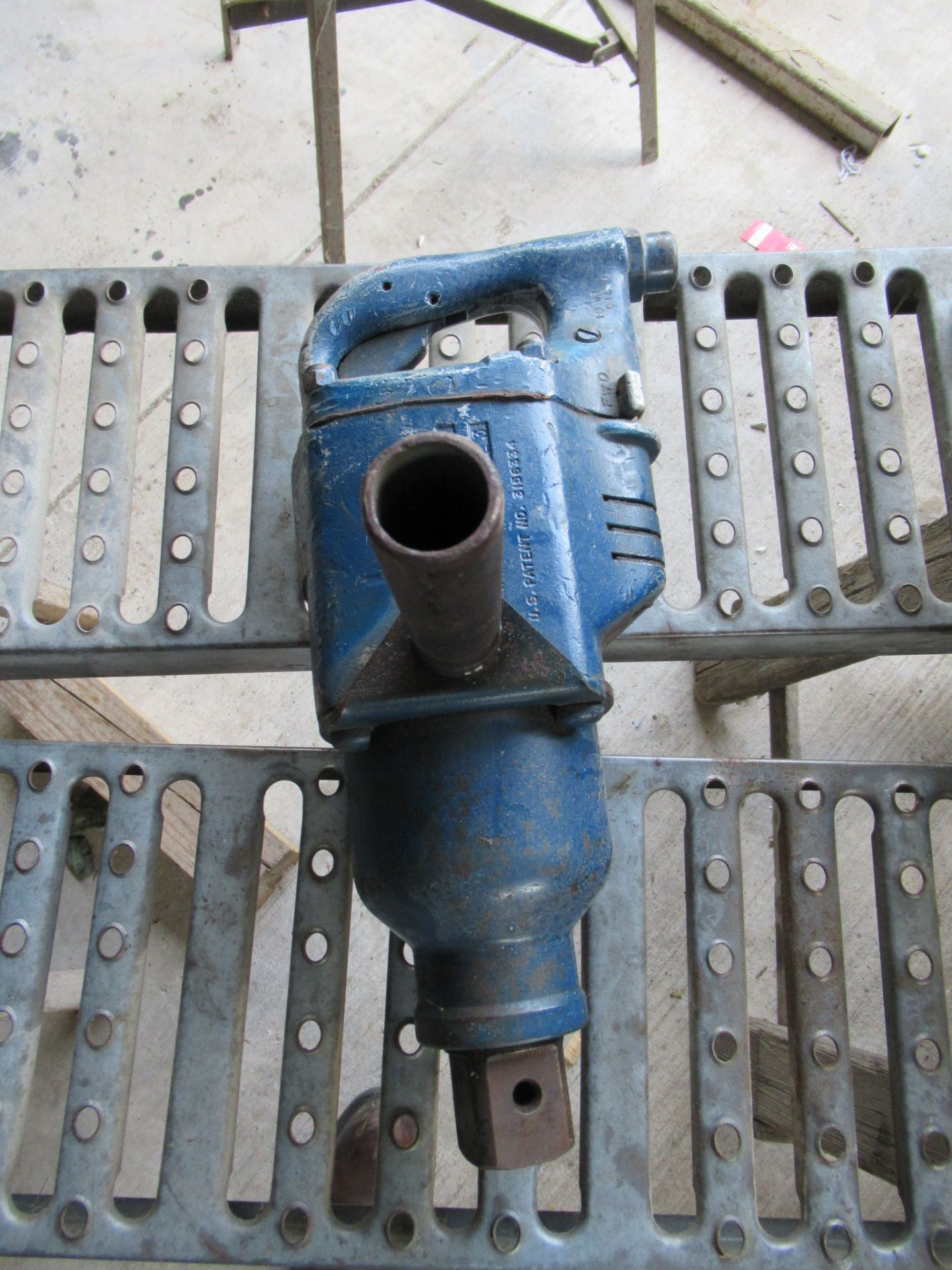LOT CONSISTING OF (2) PNEUMATIC IMPACT WRENCHES, CHICAGO PNEUMATIC, w/pneu. jack; (2) PNEUMATIC - Image 5 of 10