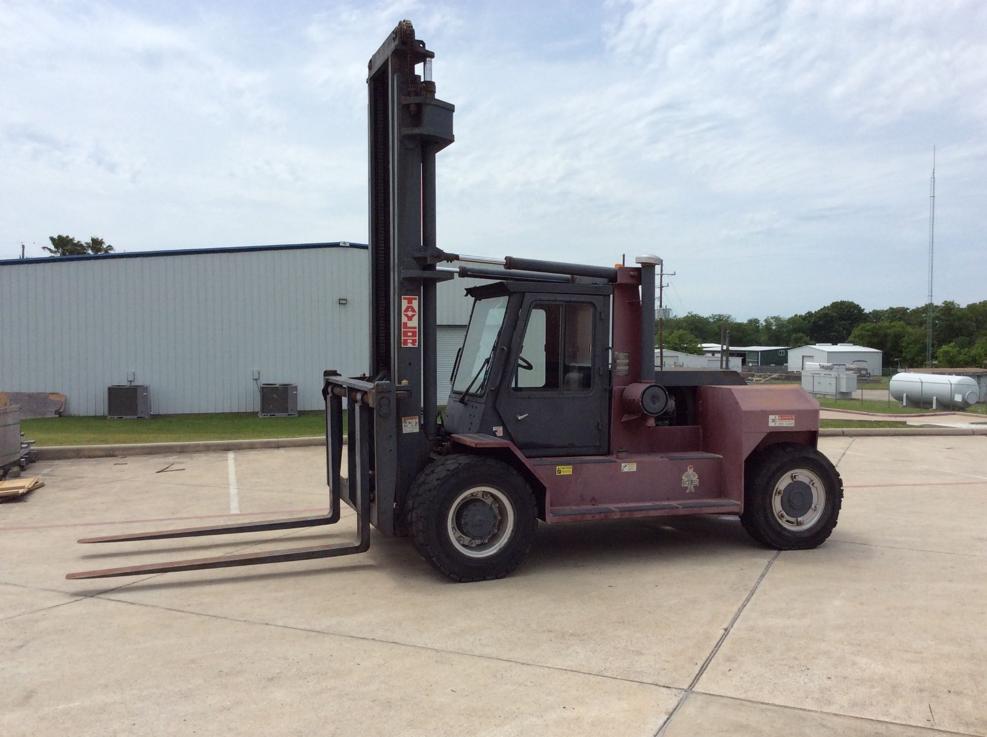 FORKLIFT, TAYLOR 25,000 LB. CAP. MDL. TE250M, Detroit diesel engine, pwr. shift trans., 15' lift - Image 2 of 3