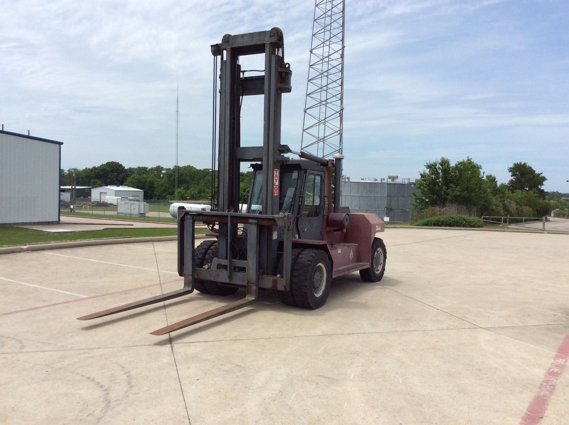 FORKLIFT, TAYLOR 25,000 LB. CAP. MDL. TE250M, Detroit diesel engine, pwr. shift trans., 15' lift