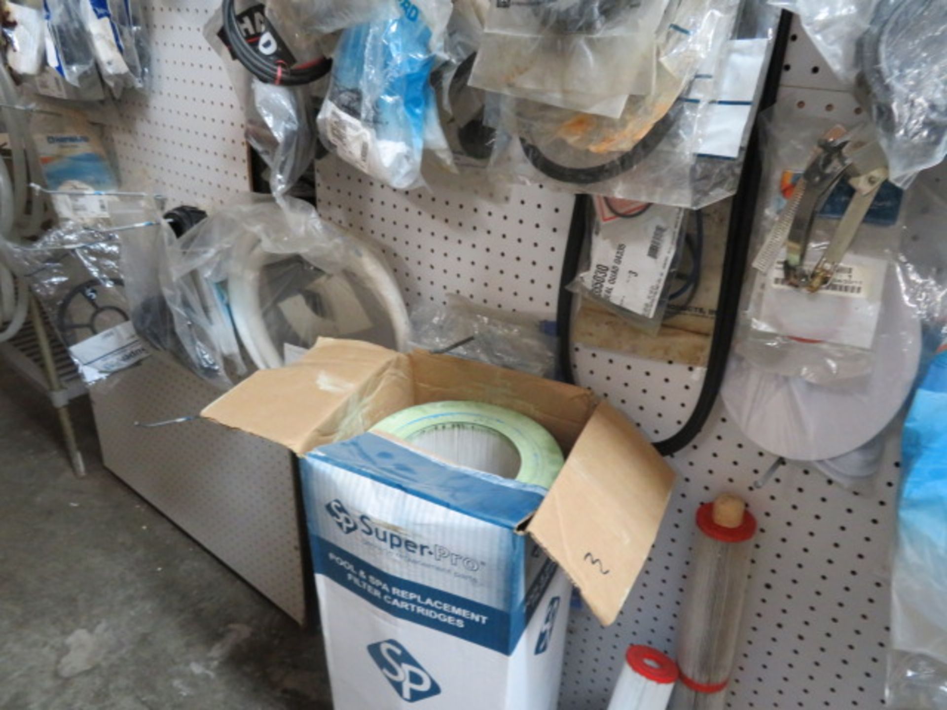 LOT CONSISTING OF: pool sweep, filter parts, pump parts, table chlorinator parts, assorted - Image 10 of 17