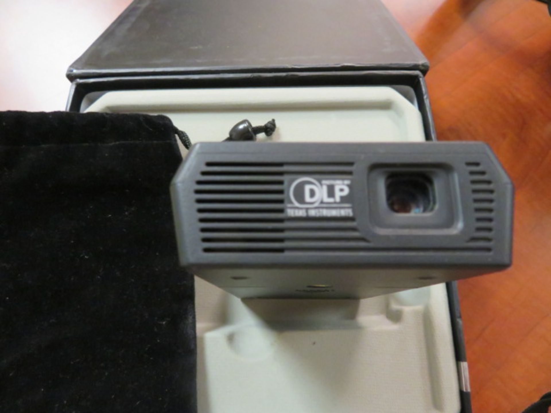 LOT CONSISTING OF: projector, camera pack - Image 4 of 8