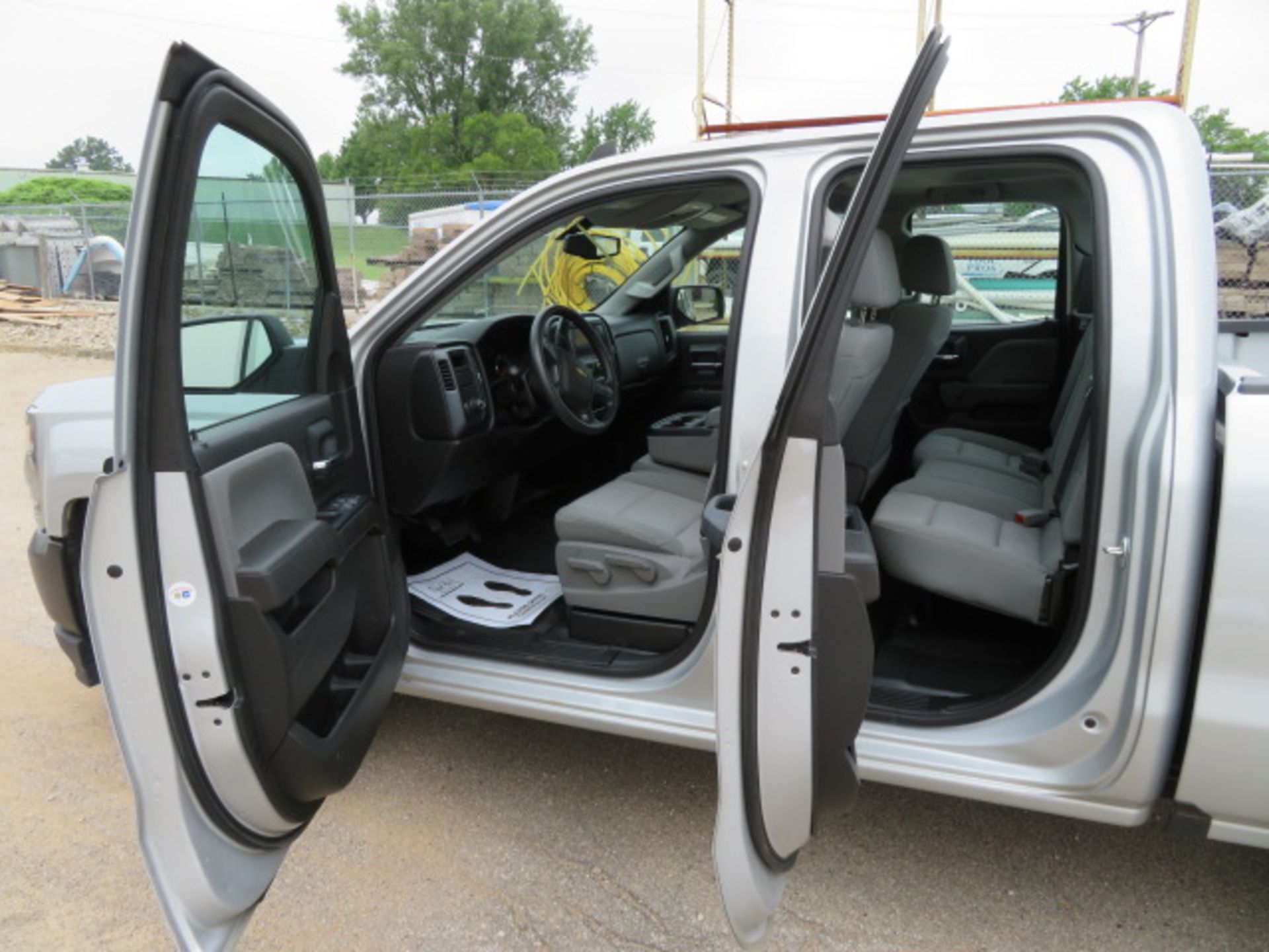 PICKUP TRUCK, 2017 CHEVROLET SILVERADO KING CAB, Odo: 49,990 miles, auto. trans., Vortec gas engine, - Image 6 of 7