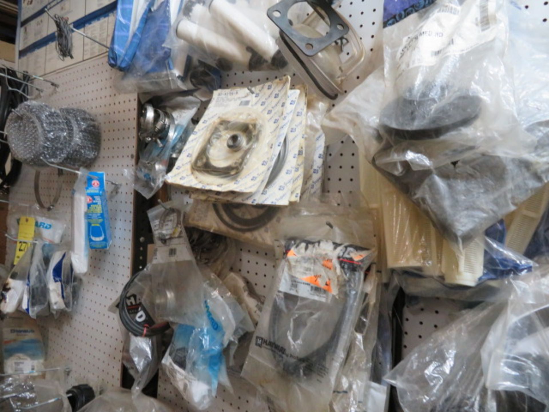 LOT CONSISTING OF: pool sweep, filter parts, pump parts, table chlorinator parts, assorted - Image 9 of 17
