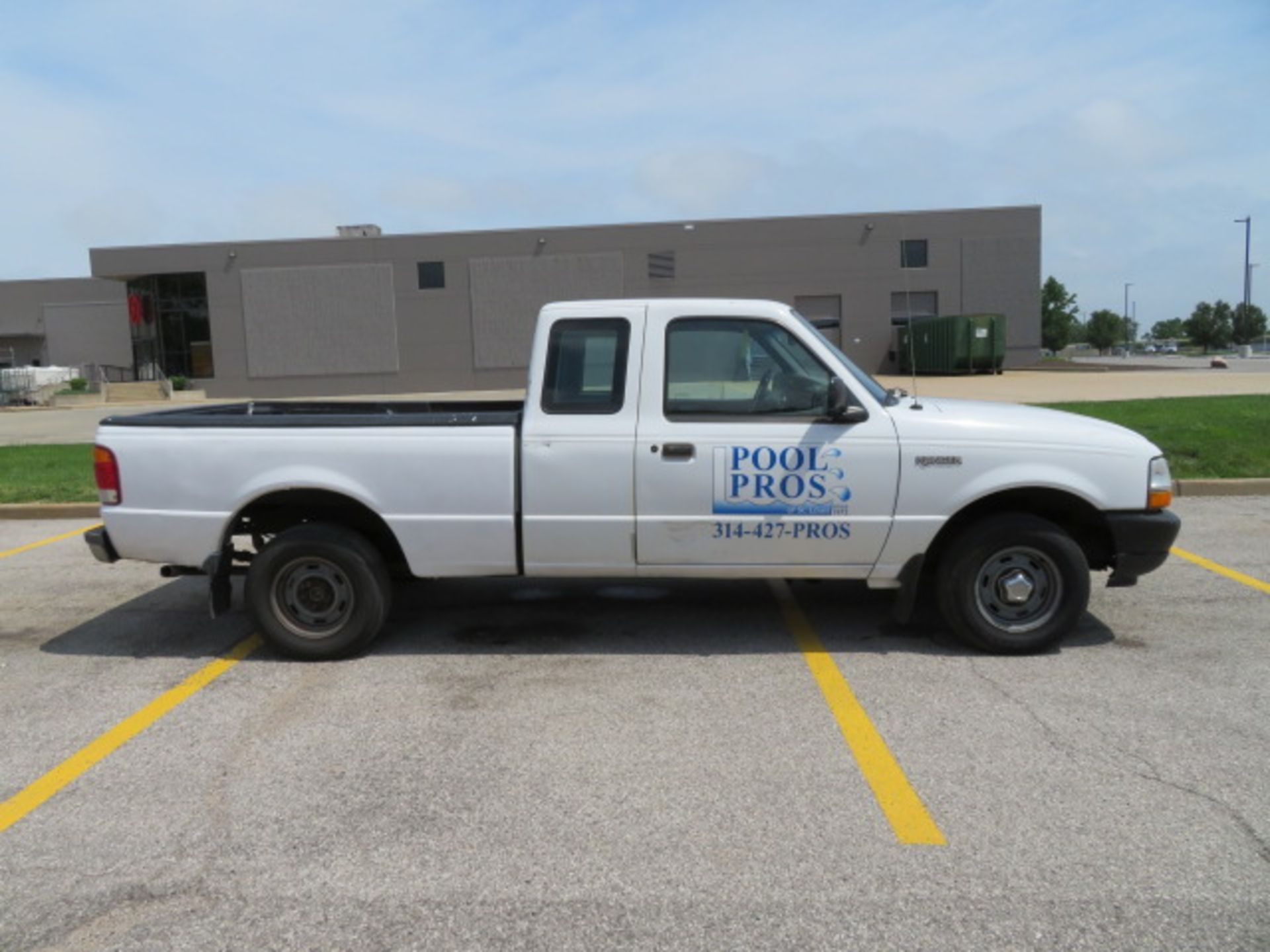 PICKUP TRUCK, 1998 FORD RANGER, gas engine, 60/40 front bench seat, Odo: 236,537 miles, 6' bed w/ - Image 3 of 9