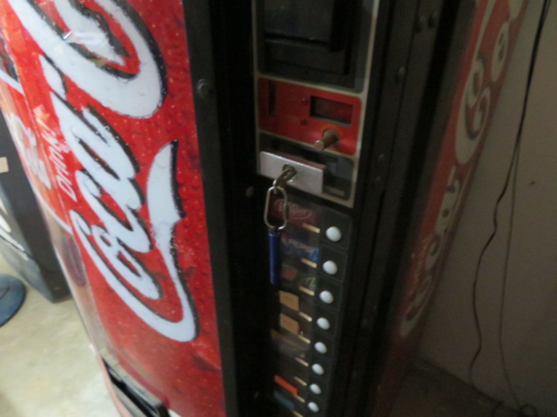 COCA-COLA BEVERAGE VENDING MACHINE - Image 4 of 4