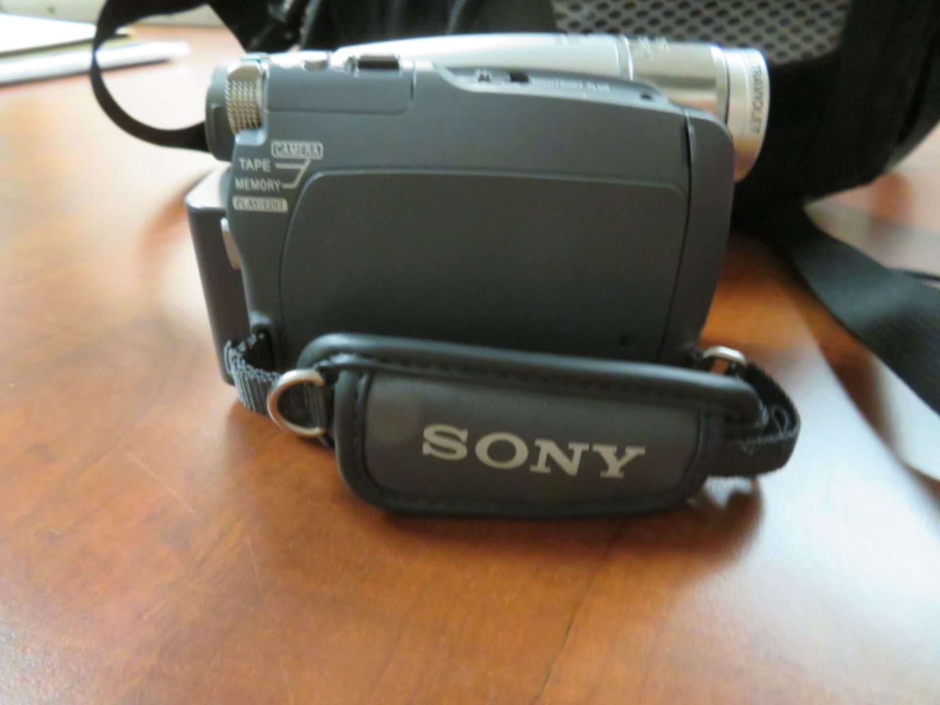 LOT CONSISTING OF: projector, camera pack - Image 6 of 8