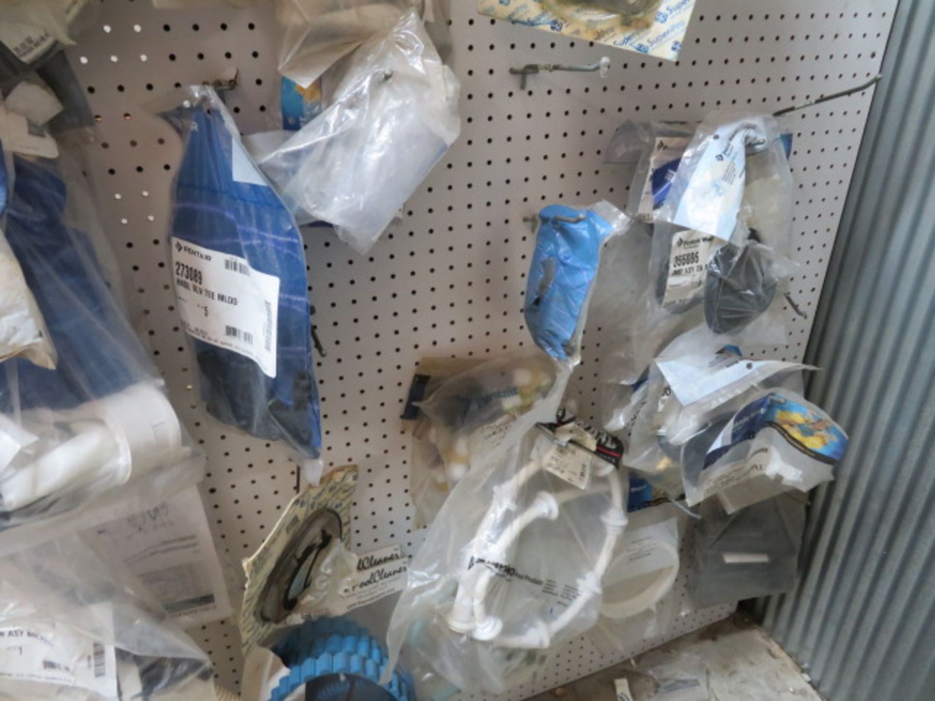 LOT CONSISTING OF: pool sweep, filter parts, pump parts, table chlorinator parts, assorted - Image 17 of 17