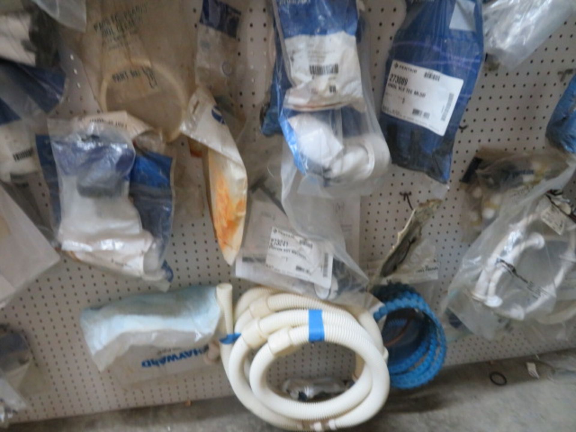 LOT CONSISTING OF: pool sweep, filter parts, pump parts, table chlorinator parts, assorted - Image 15 of 17