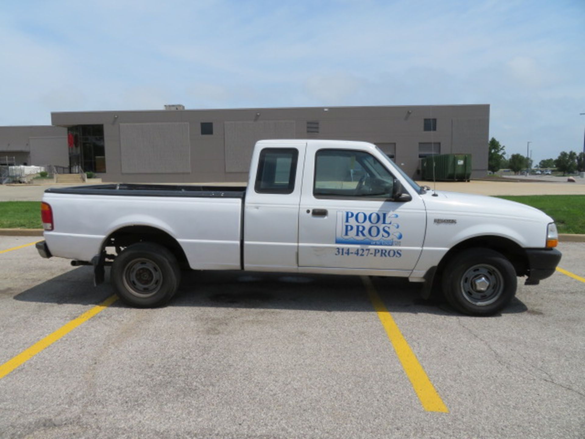 PICKUP TRUCK, 1998 FORD RANGER, gas engine, 60/40 front bench seat, Odo: 236,537 miles, 6' bed w/ - Image 4 of 9