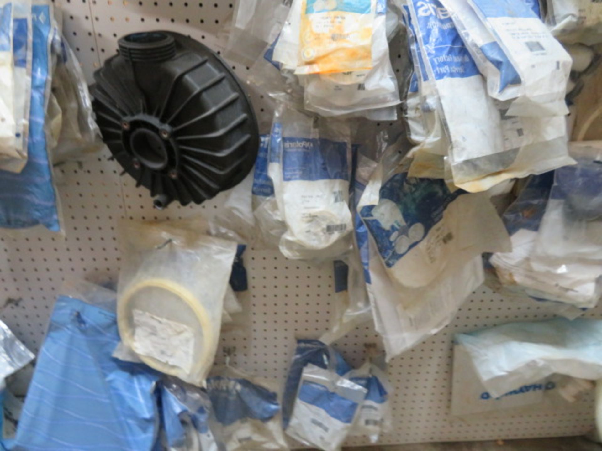 LOT CONSISTING OF: pool sweep, filter parts, pump parts, table chlorinator parts, assorted - Image 14 of 17