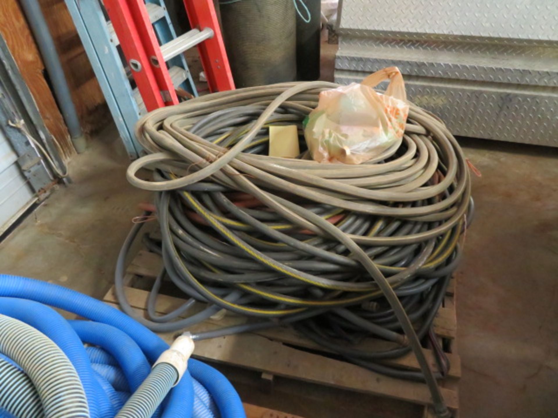 LOT CONSISTING OF: water sprinkler hoses, assorted (one pallet) - Image 2 of 2