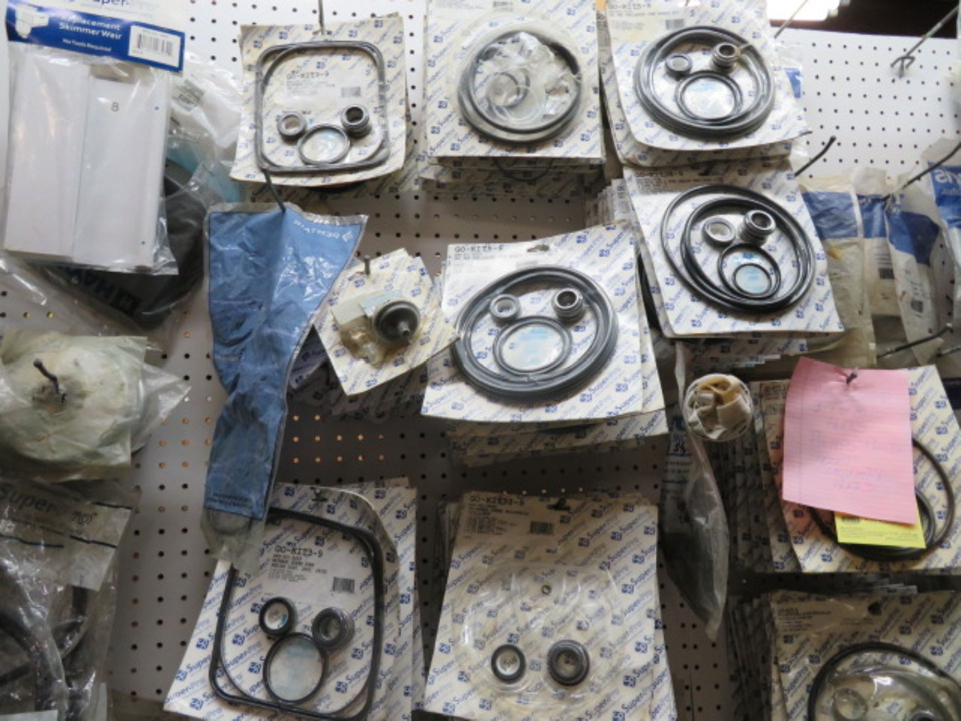 LOT CONSISTING OF: pool sweep, filter parts, pump parts, table chlorinator parts, assorted - Image 12 of 17
