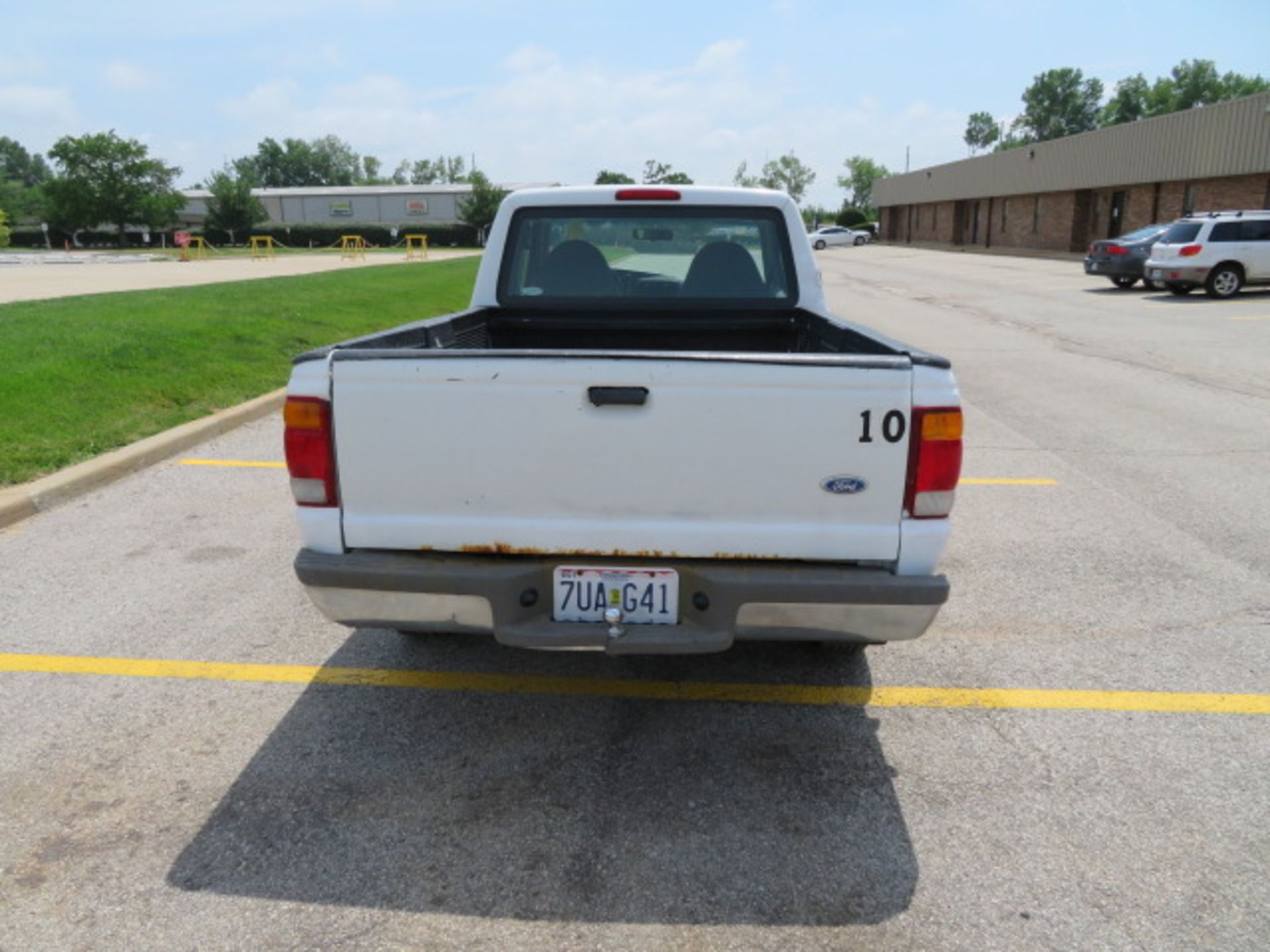 PICKUP TRUCK, 1998 FORD RANGER, gas engine, 60/40 front bench seat, Odo: 236,537 miles, 6' bed w/ - Image 5 of 9