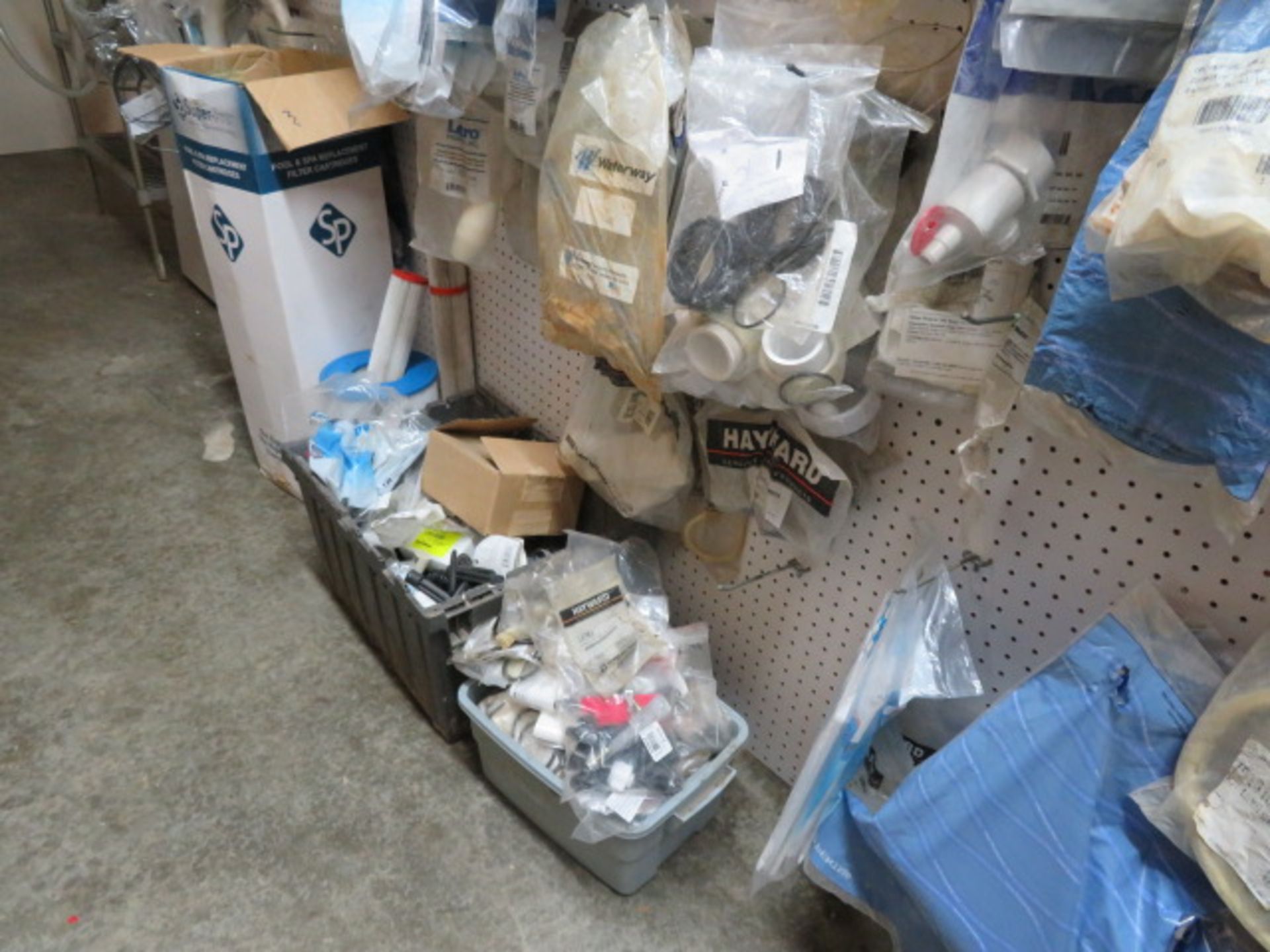 LOT CONSISTING OF: pool sweep, filter parts, pump parts, table chlorinator parts, assorted - Image 7 of 17