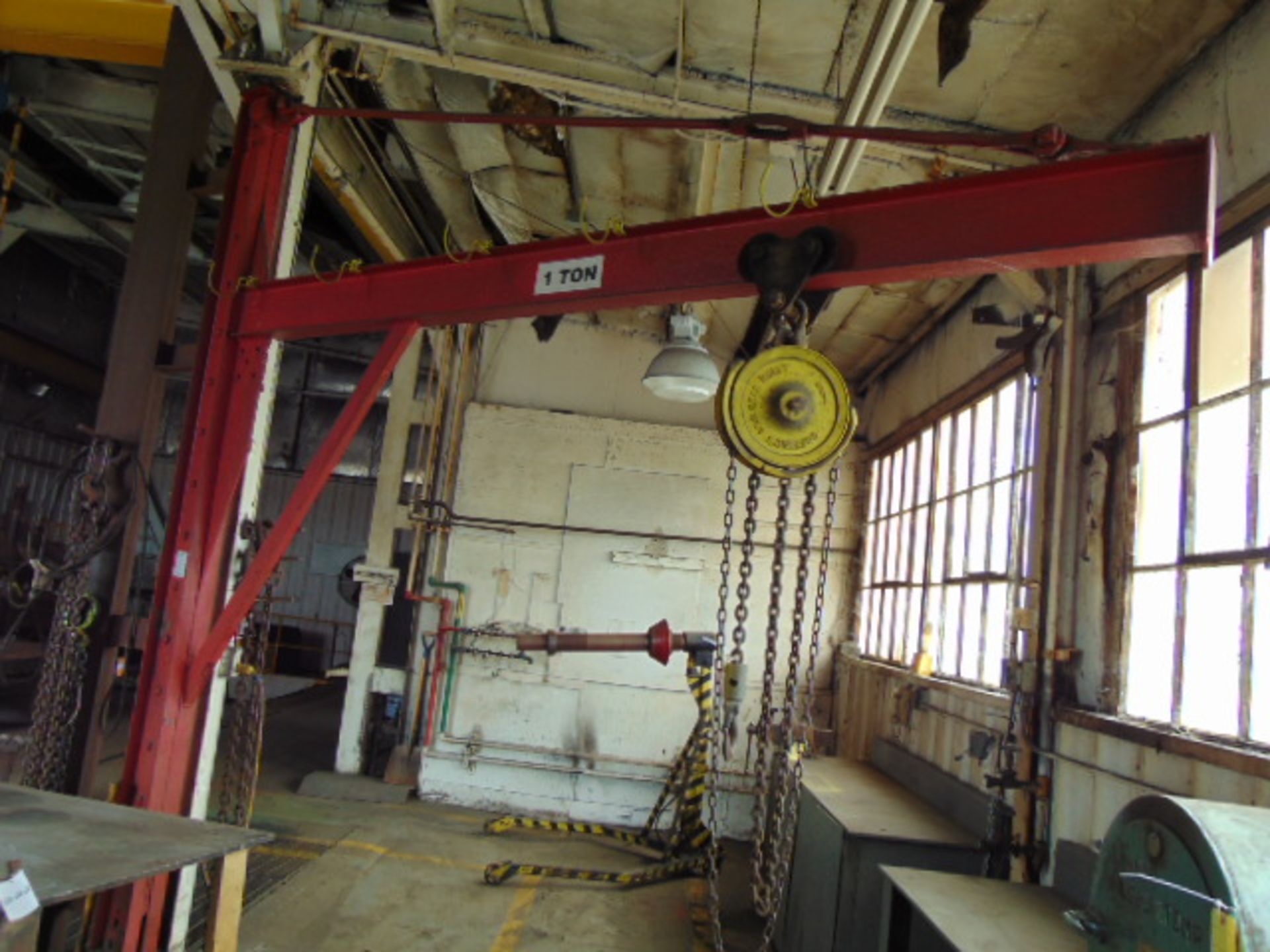 POLE MOUNTED JIB CRANE, 1 T. cap., Coffing 1 T. chain hoist