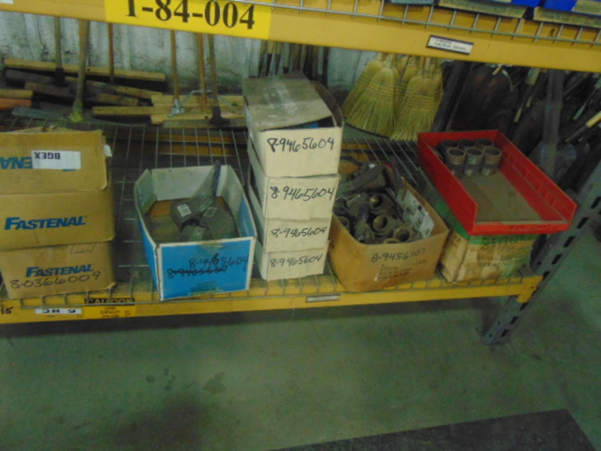 LOT CONSISTING OF: pipe fittings & gaskets, assorted (in three sections pallet racking) - Image 9 of 11