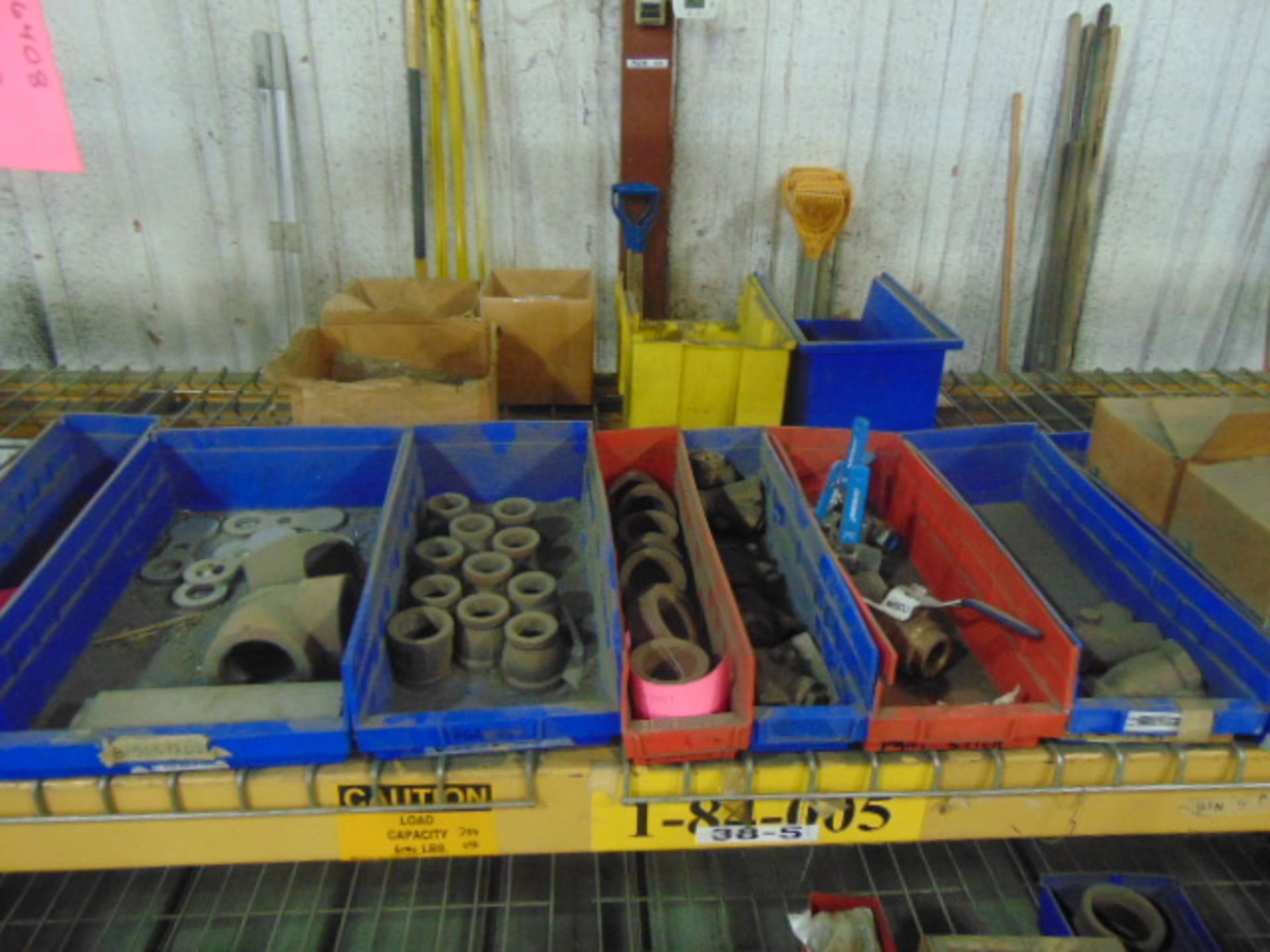 LOT CONSISTING OF: pipe fittings & gaskets, assorted (in three sections pallet racking) - Image 5 of 11