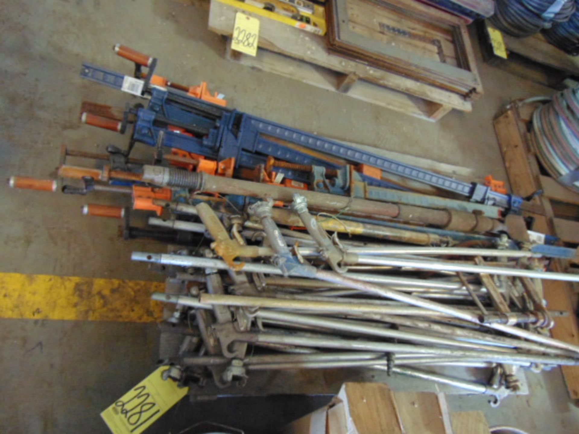 LOT CONSISTING OF: bar clamps & air guns, assorted (on one skid)