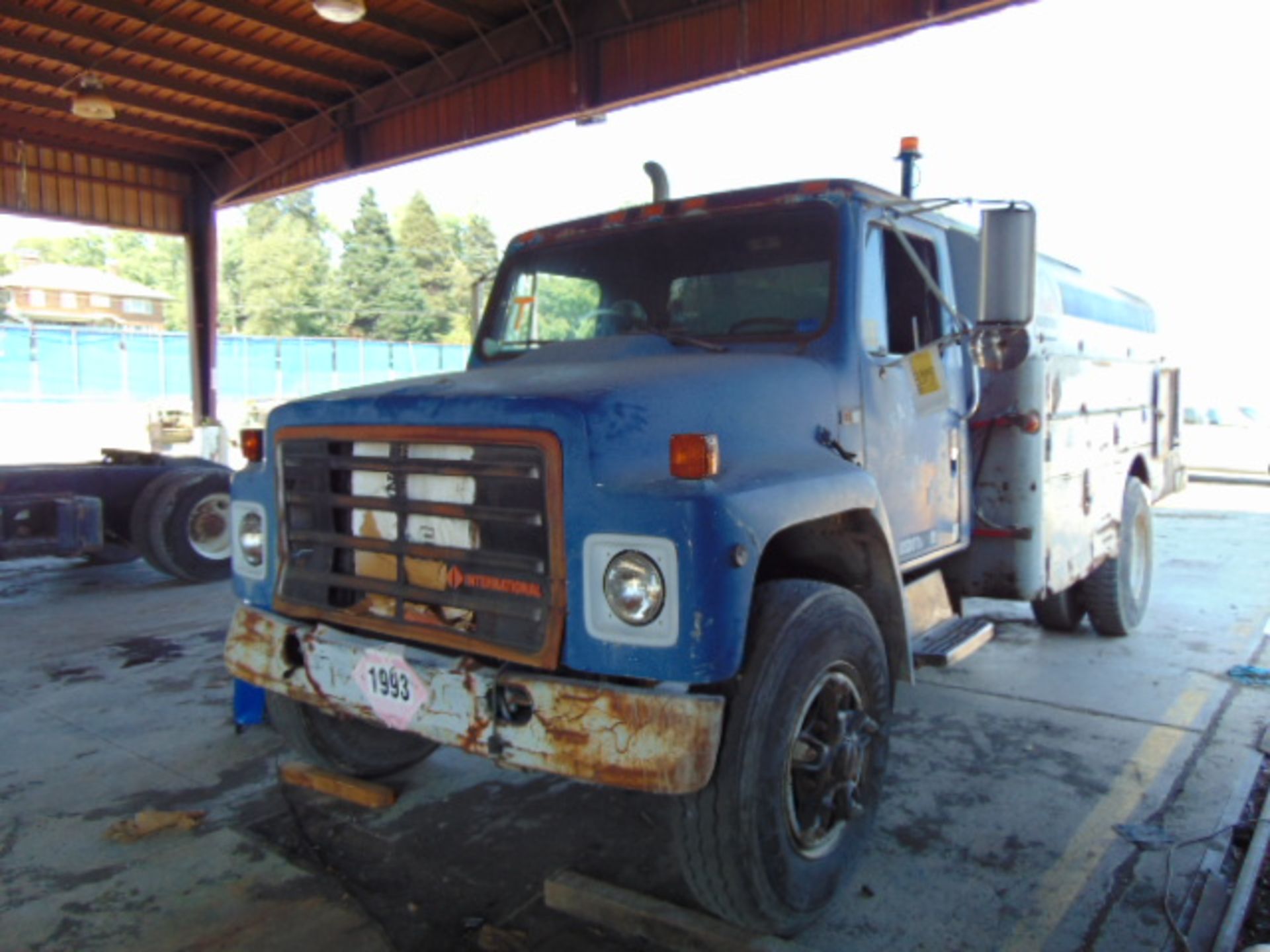 FUEL TRUCK, INTERNATIONAL (yard use only - no title)