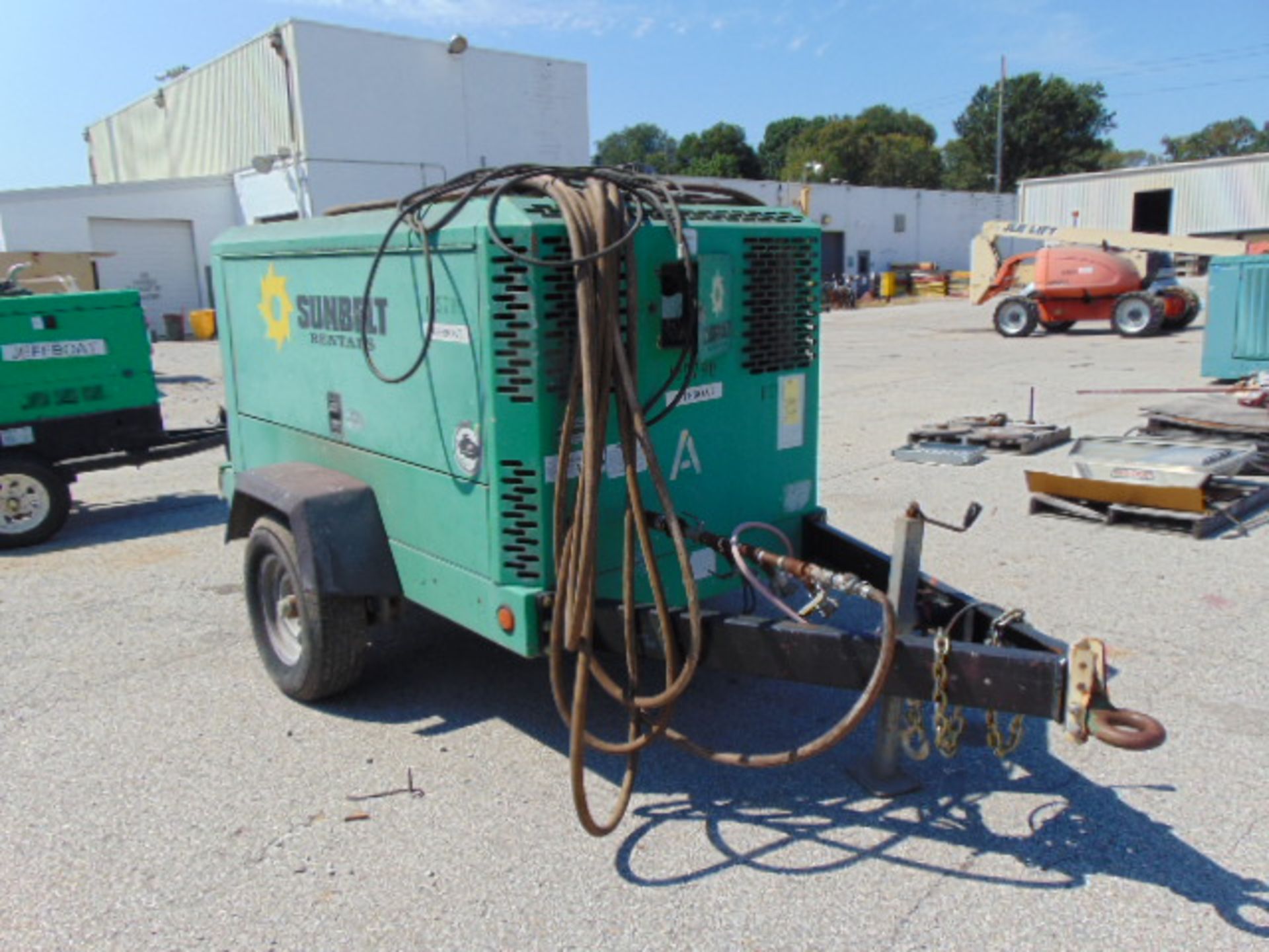 PORTABLE AIR COMPRESSOR, INGERSOLL-RAND MDL. XP375W0U7, new 2006, Doosan diesel engine, sgl. axle, - Image 2 of 6