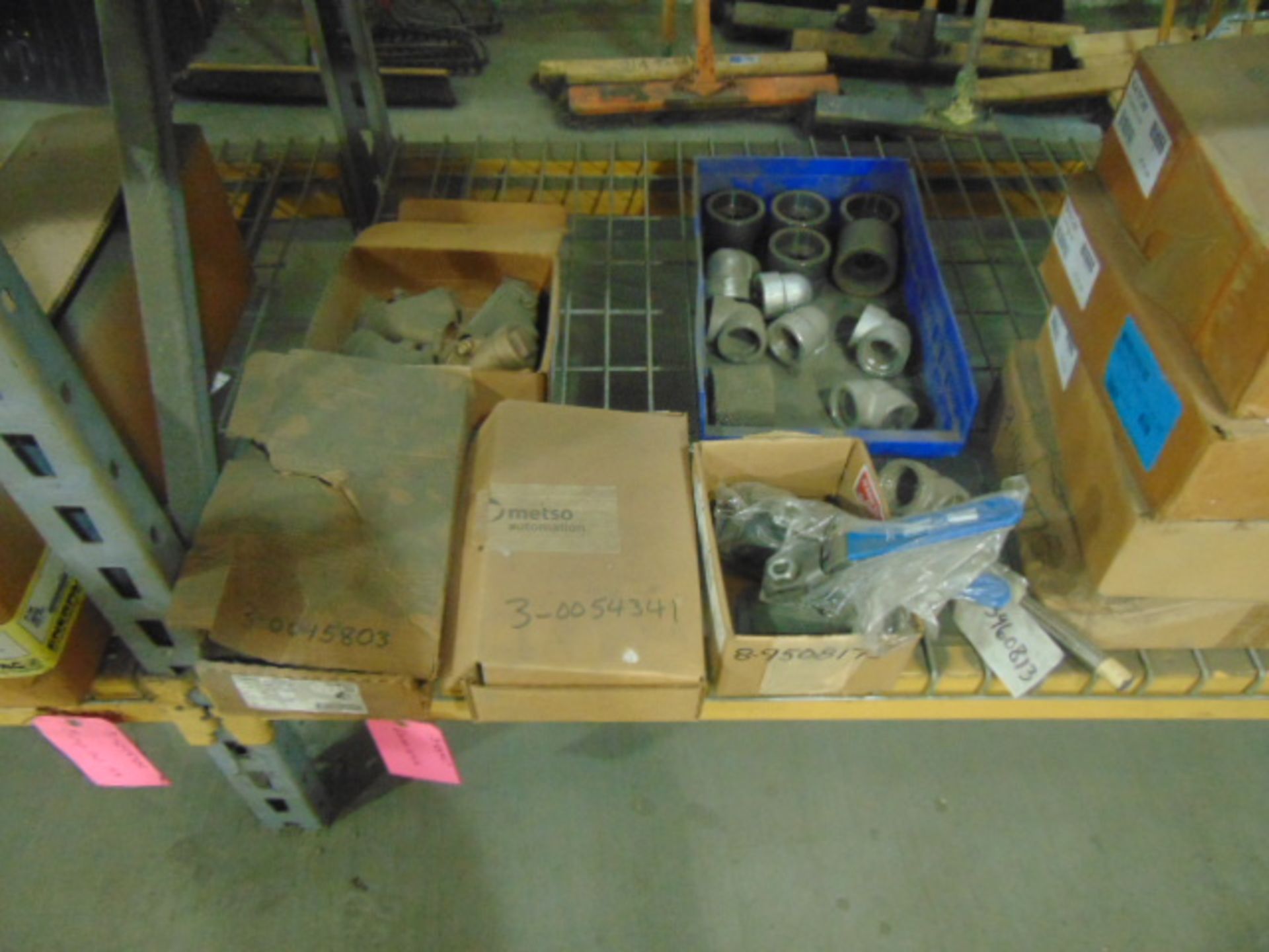 LOT CONSISTING OF: pipe fittings & gaskets, assorted (in three sections pallet racking) - Image 8 of 11