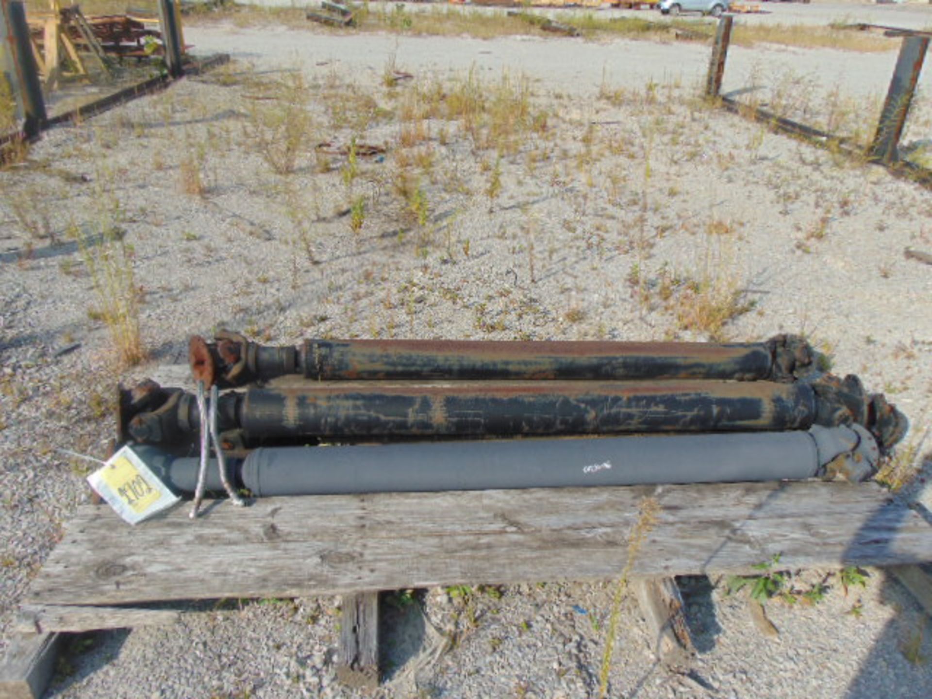 LOT OF DRIVE SHAFTS (4)