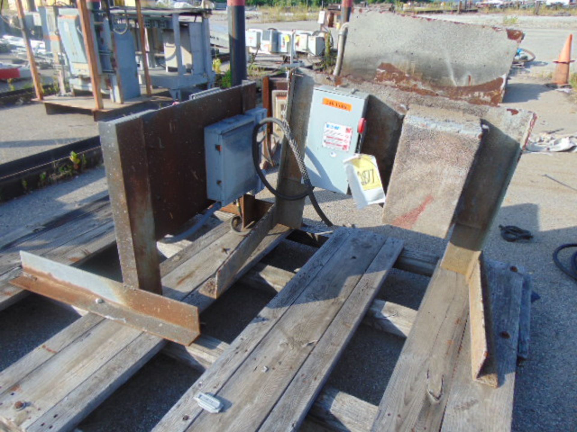 LOT CONSISTING OF: sub stations, switch boxes & electrical cables, assorted (in one row)