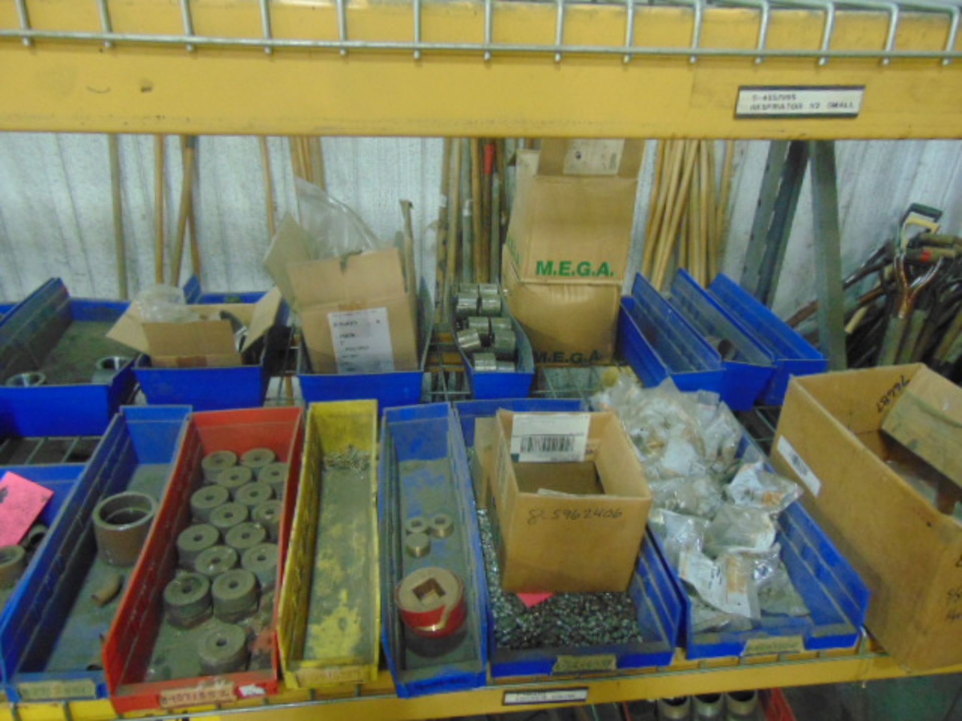 LOT CONSISTING OF: pipe fittings & gaskets, assorted (in three sections pallet racking) - Image 10 of 11