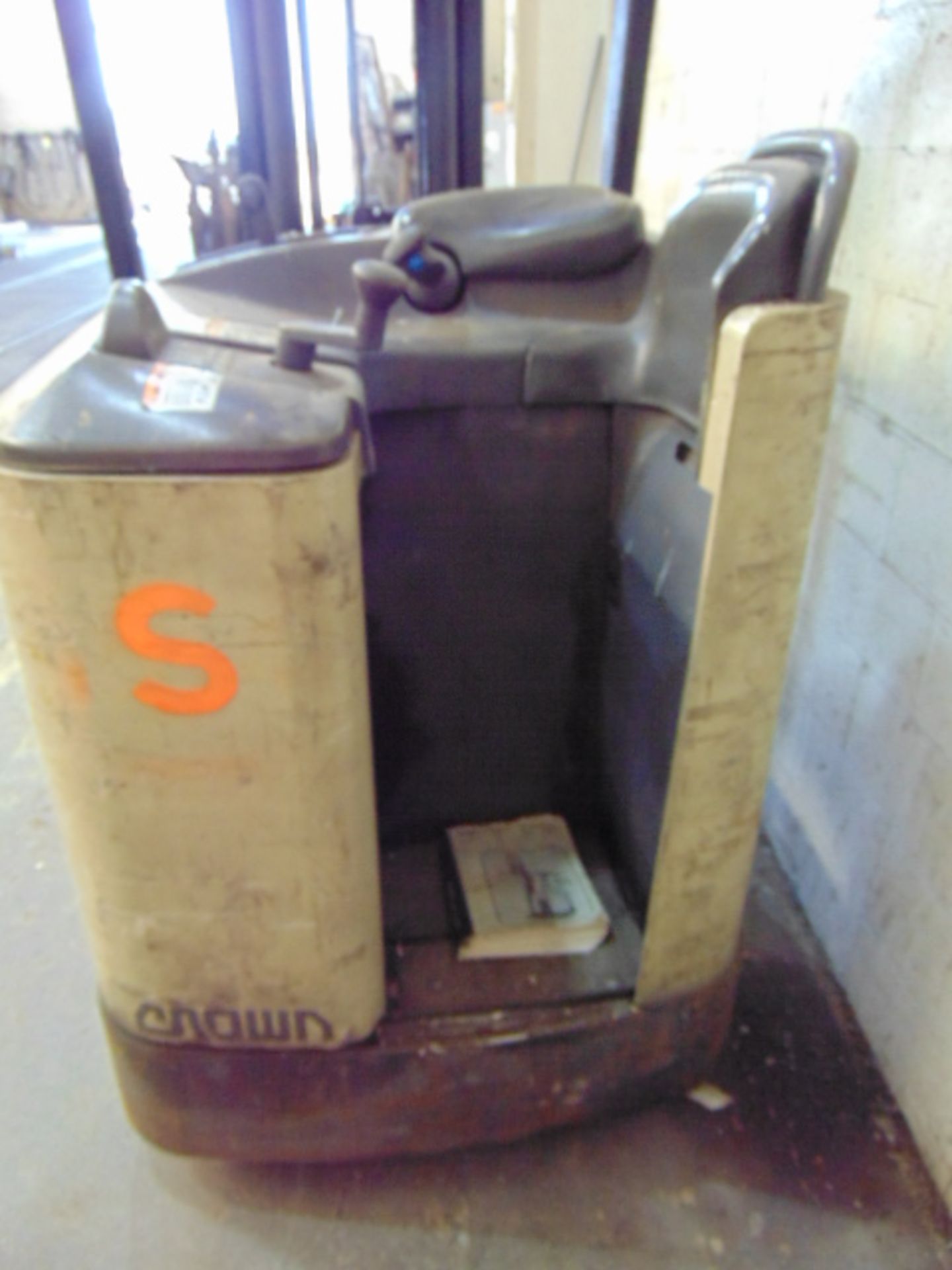 ELECTRIC FORKLIFT, CROWN, 2,500 LB. CAP., STAND-UP, 36 V., S/N 1A196888 (out of service) - Image 2 of 4