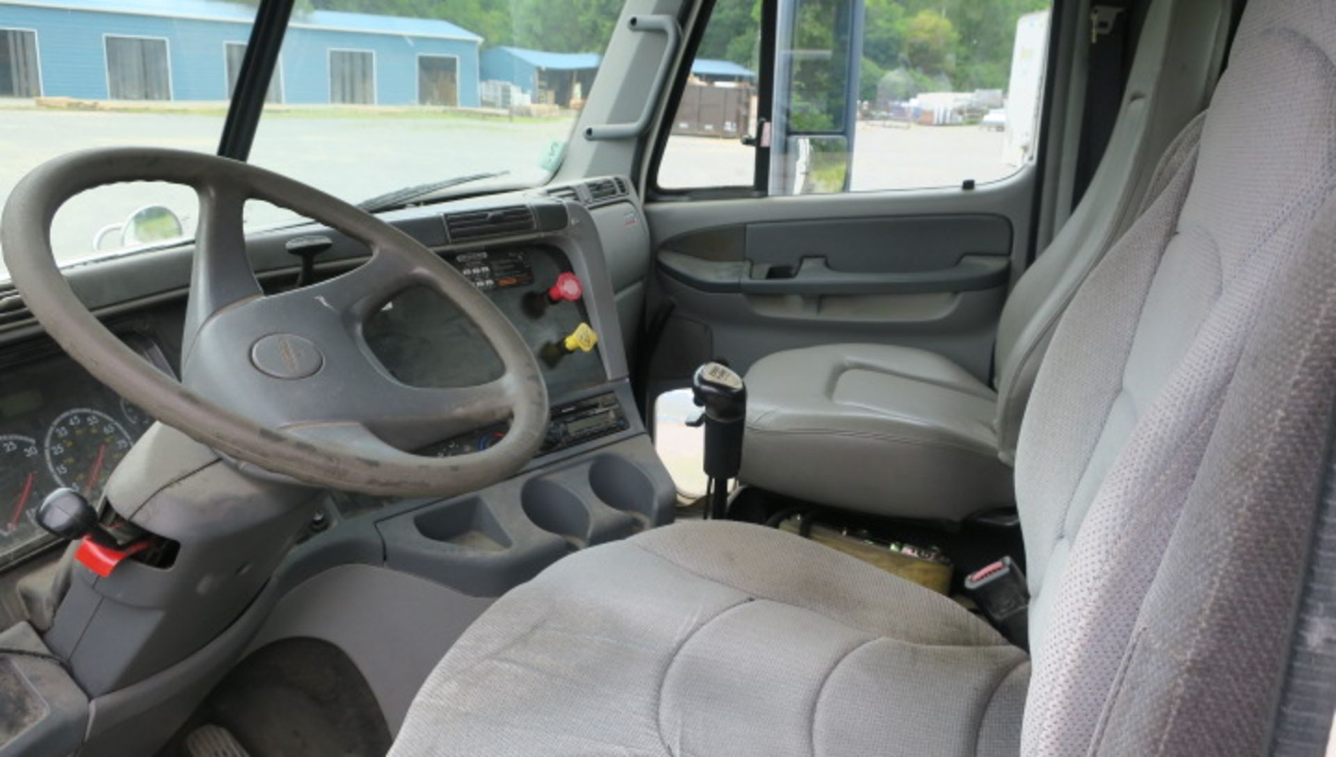 DAY CAB TRACTOR, 2005 FREIGHTLINER, Mdl. 6067HV6E, Fuller trans., Muncie PTO, Odo: approx. 600,000 - Image 4 of 6