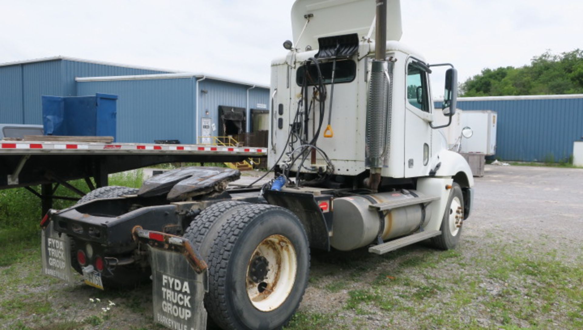 DAY CAB TRACTOR, 2005 FREIGHTLINER, Mdl. 6067HV6E, Fuller trans., Muncie PTO, Odo: approx. 600,000 - Image 2 of 6