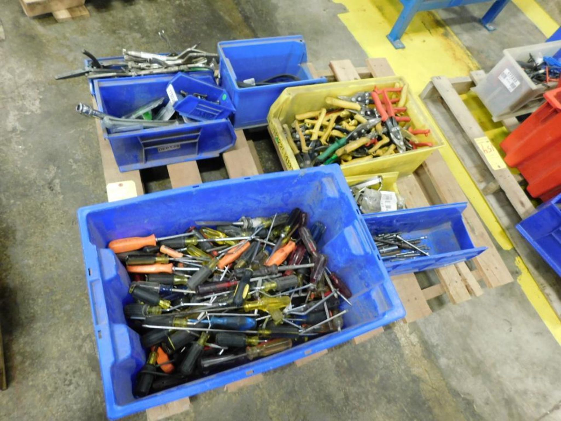 LOT CONSISTING OF: vise grips, screw drivers, tin snips (on one pallet)