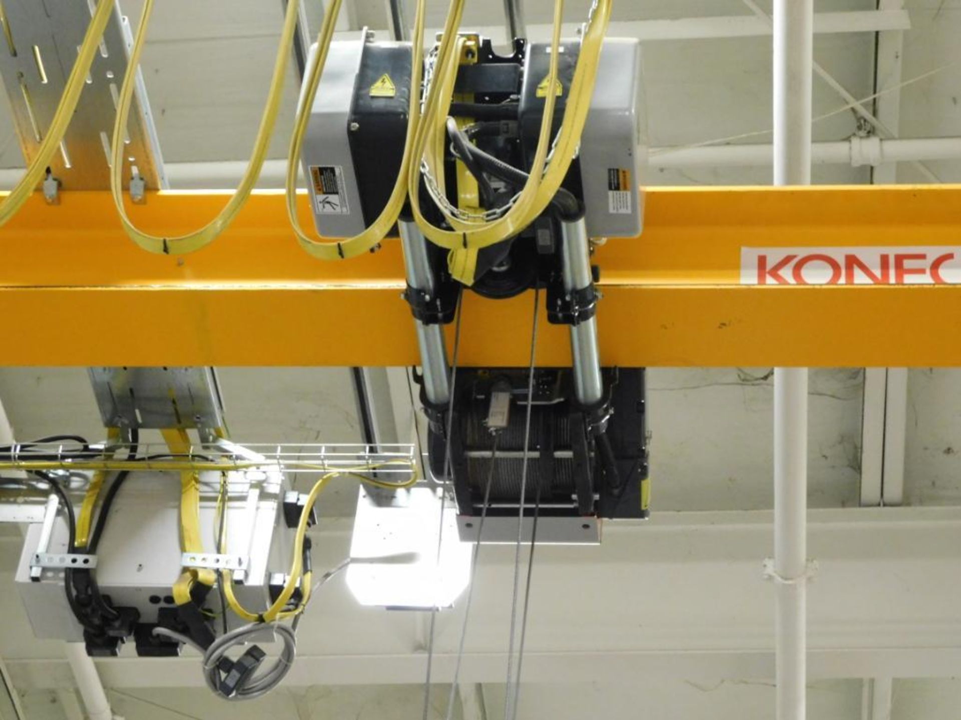 UNDERHUNG CABLE CRANE, KONECRANE, 2. T. CAP., w/approx. 25' bridge assembly, remote control, no - Image 2 of 4