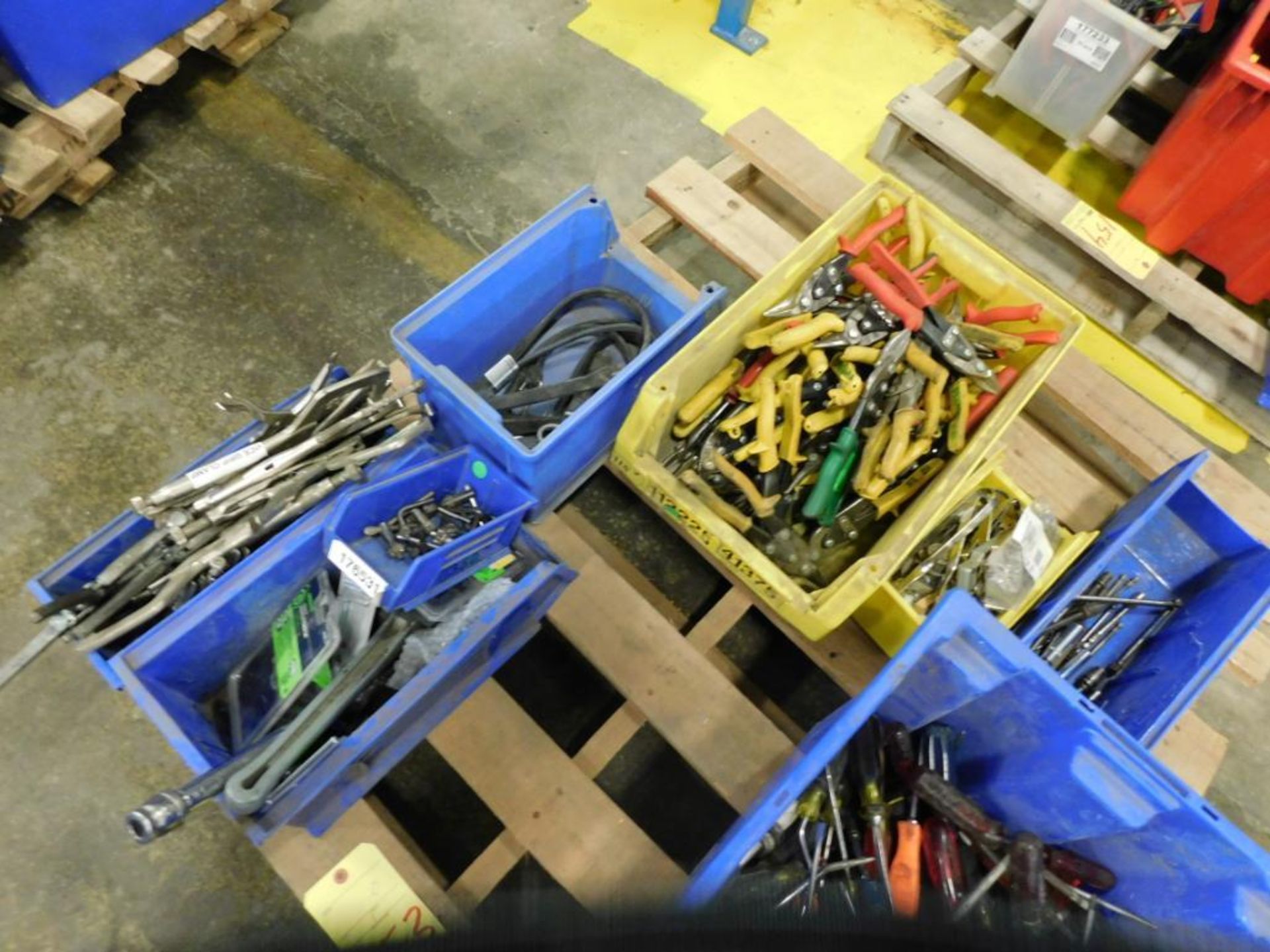 LOT CONSISTING OF: vise grips, screw drivers, tin snips (on one pallet) - Image 2 of 2