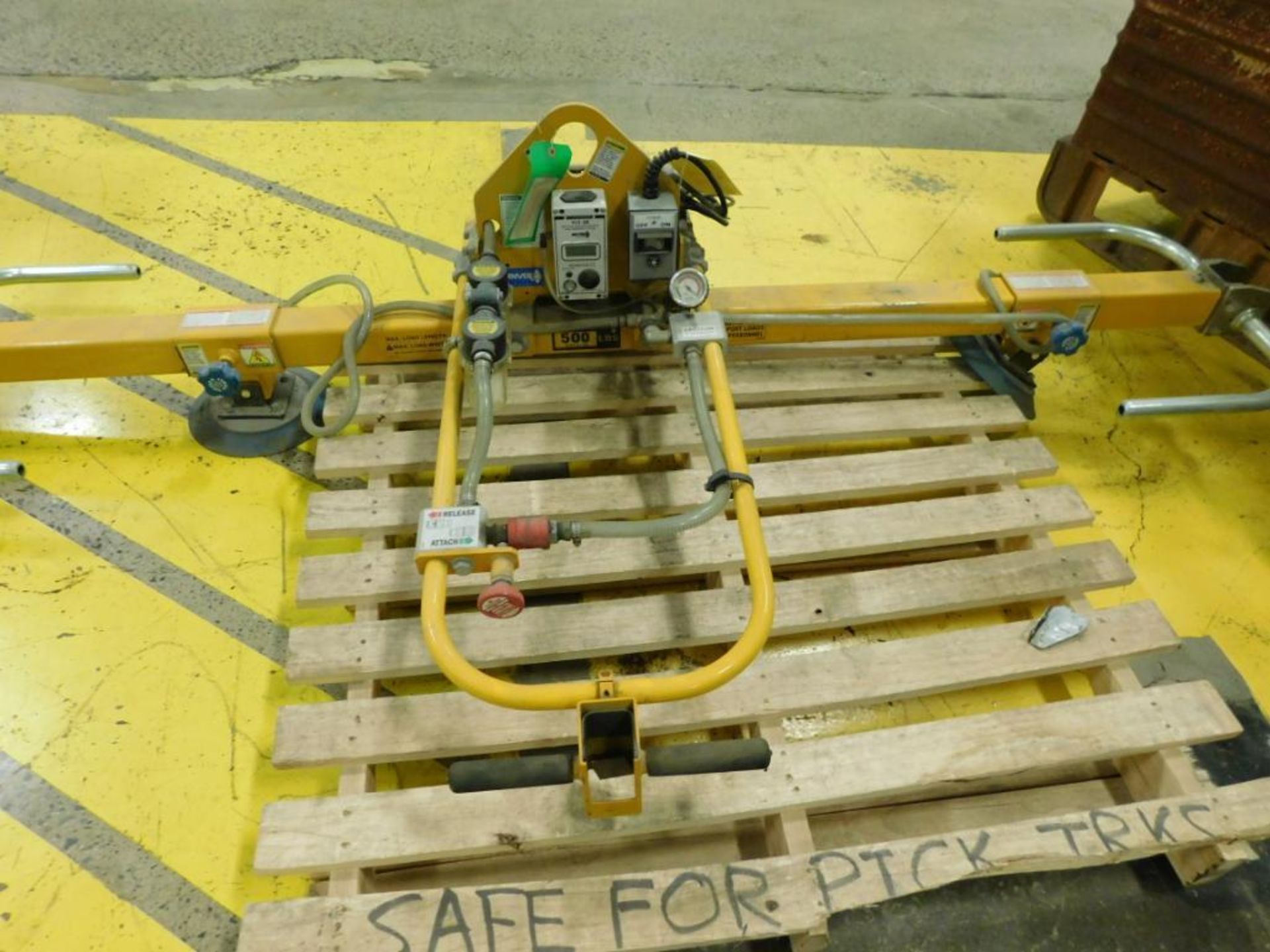 VACUUM LIFTER, ANVER MDL. VPFL4-04-AC, 500 LB. CAP., 2 cup adj., max. load size 12' x 6', - Image 4 of 4