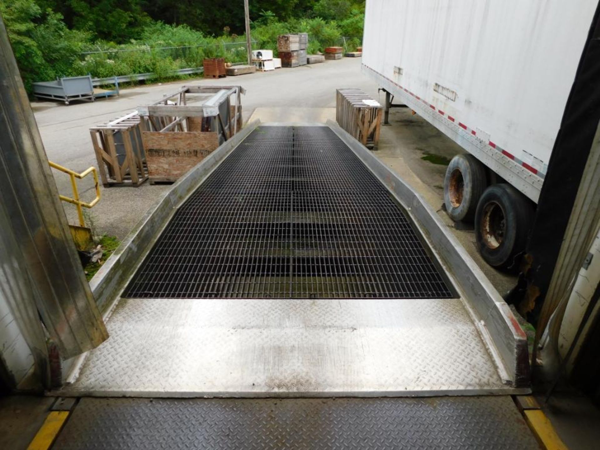 TOWABLE MOBILE YARD RAMP, BROOKS AND PERKINS MDL. 20843668, aluminum, adjustable, approx. 77' W. x - Image 2 of 3