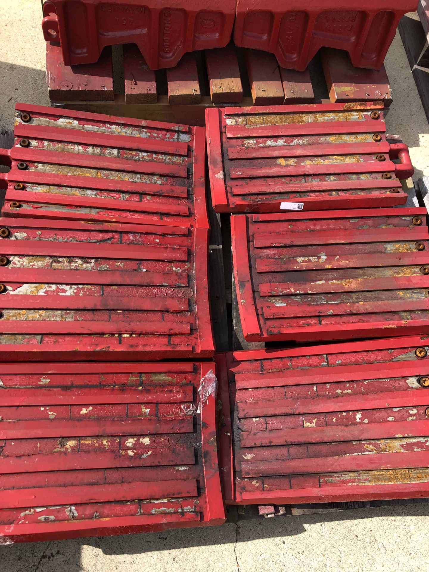 LOT CONSISTING OF: SET, SLIPS 24.5" LESS INSERTS - 500T E/S (LOADING CHARGE $0) (LOCATION #5: