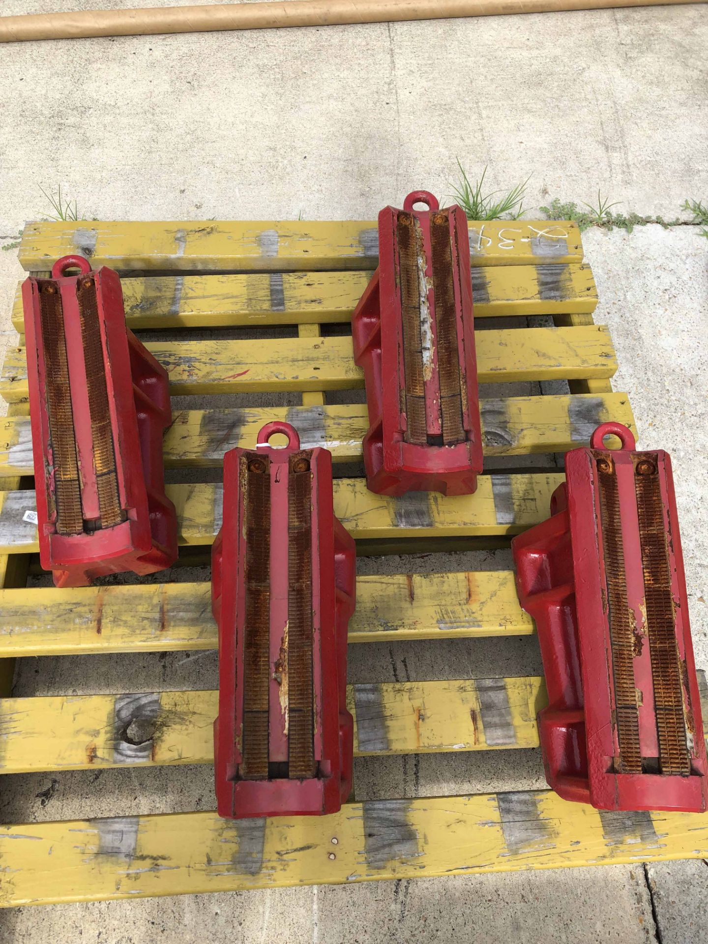 LOT CONSISTING OF: SET SLIPS 5.5" AOT E/S 350 TON (LOADING CHARGE $0) (LOCATION #5: DRILLING