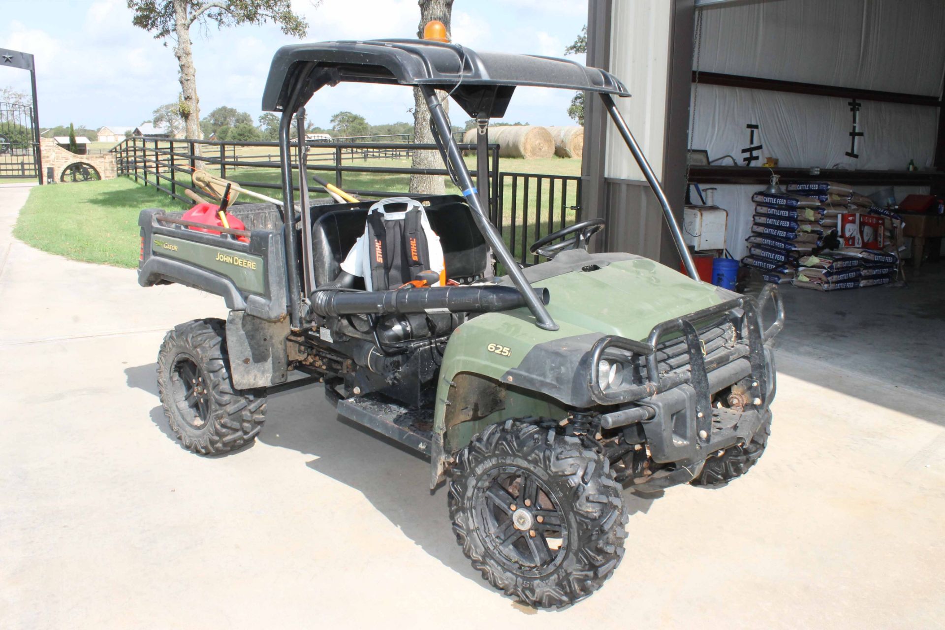 UTILITY VEHICLE, JOHN DEERE GATOR MDL. XUV 4X4 625i, gasoline engine, manual dump bed, knobby tires, - Image 2 of 4