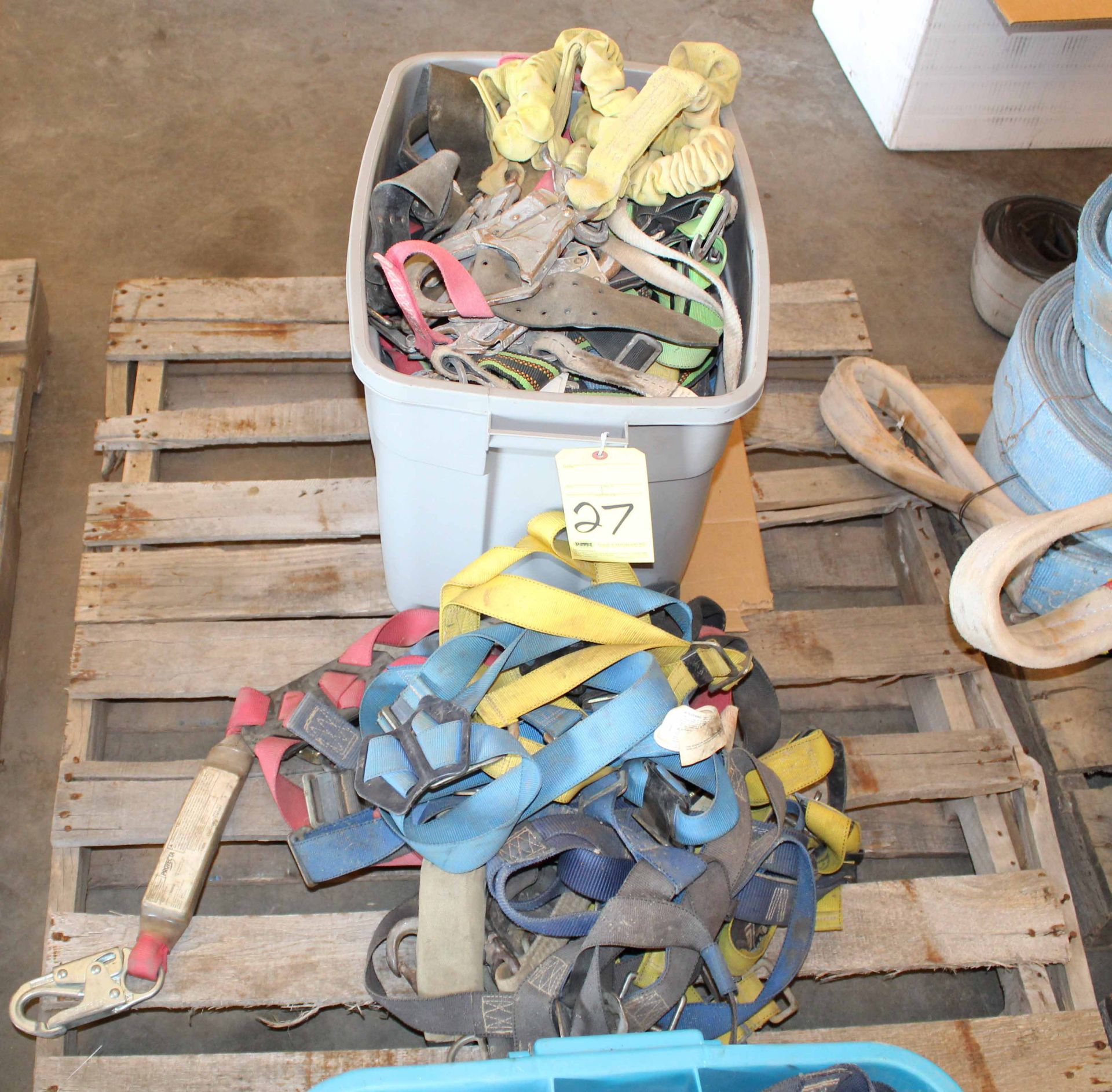 LOT OF SAFETY HARNESSES