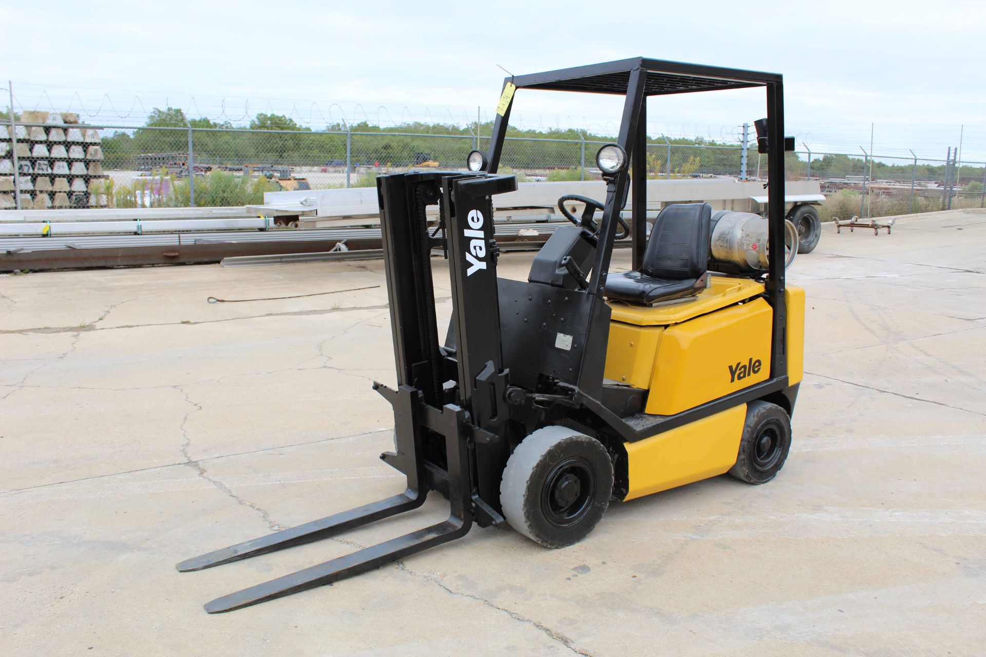 FORKLIFT, YALE 3,000 LB. CAP. MDL. GLP030, new 2000, LPG engine, 83” compact style mast, pneu. style - Image 3 of 10